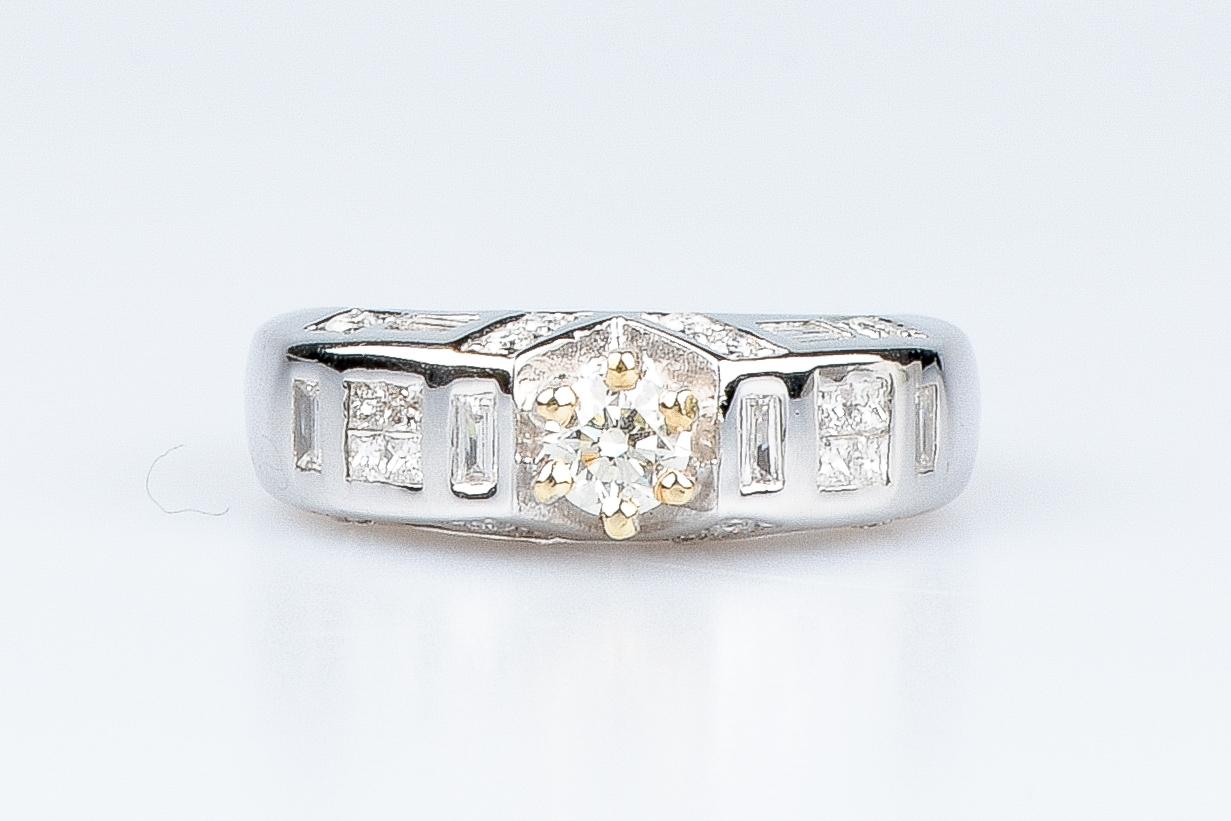 18 carat white gold diamonds ring