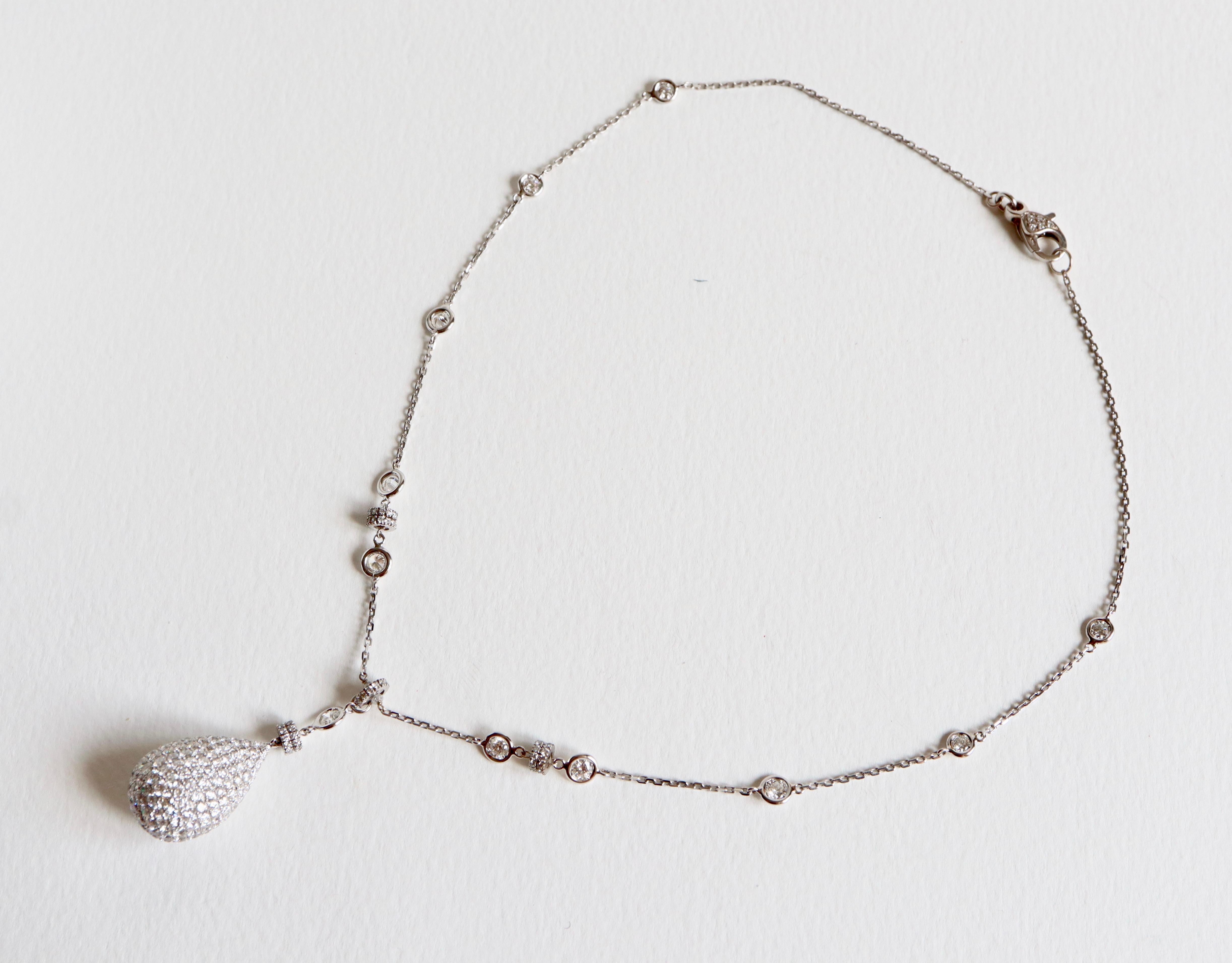 Pendentif en forme de goutte en or blanc 18 carats avec diamants et chaîne pavée de diamants Bon état - En vente à Paris, FR
