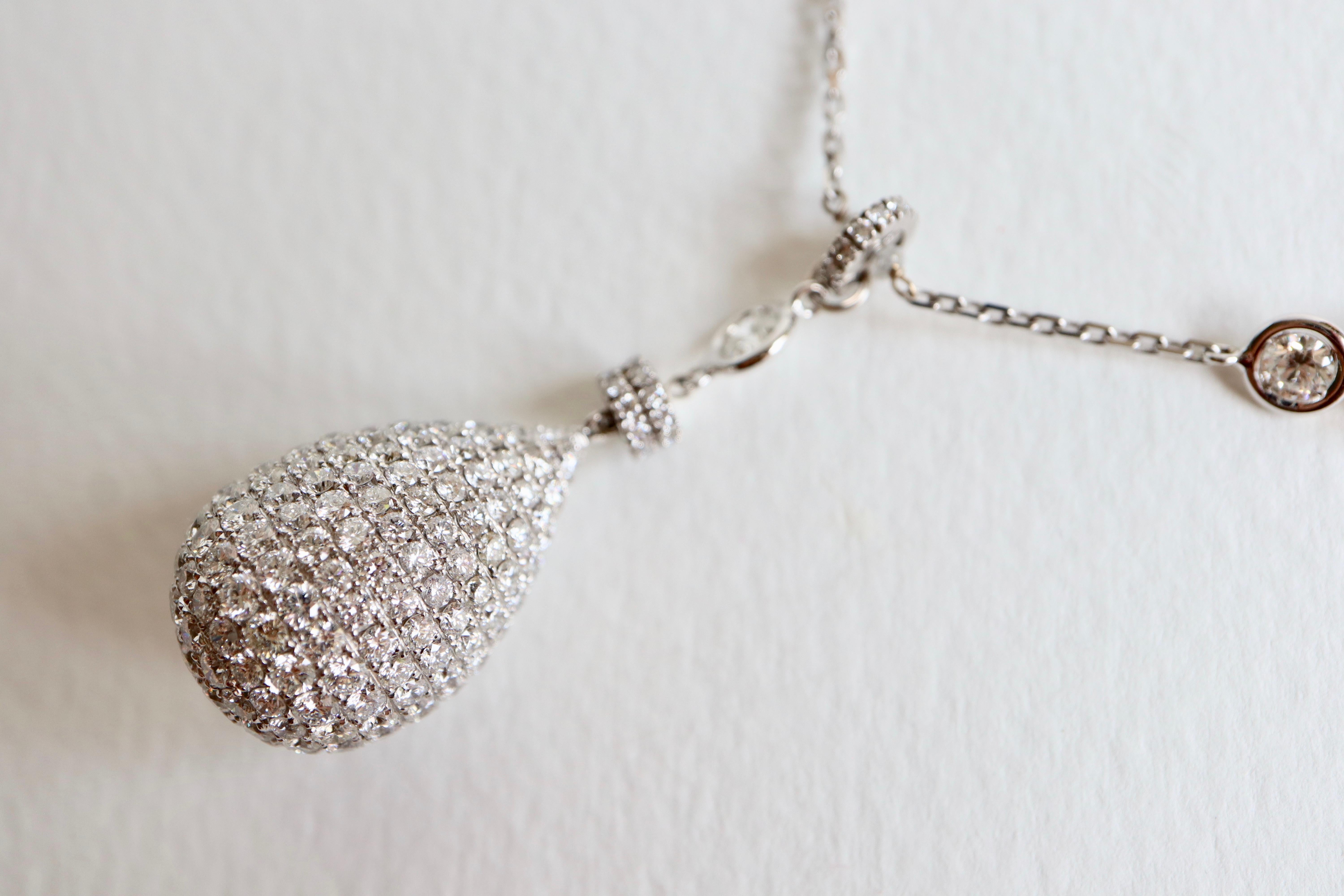Pendentif en forme de goutte en or blanc 18 carats avec diamants et chaîne pavée de diamants Pour femmes en vente