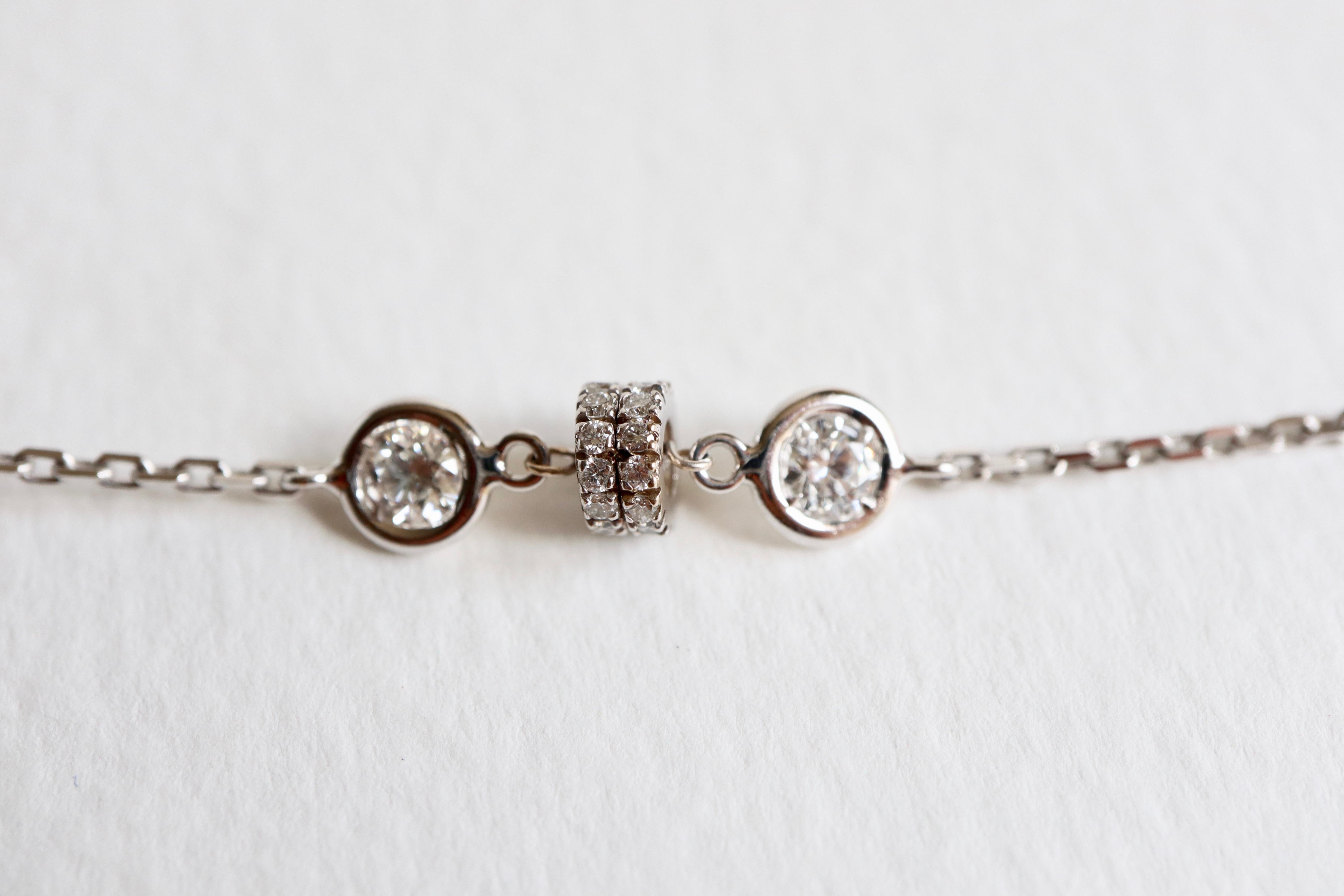 Pendentif en forme de goutte en or blanc 18 carats avec diamants et chaîne pavée de diamants en vente 1
