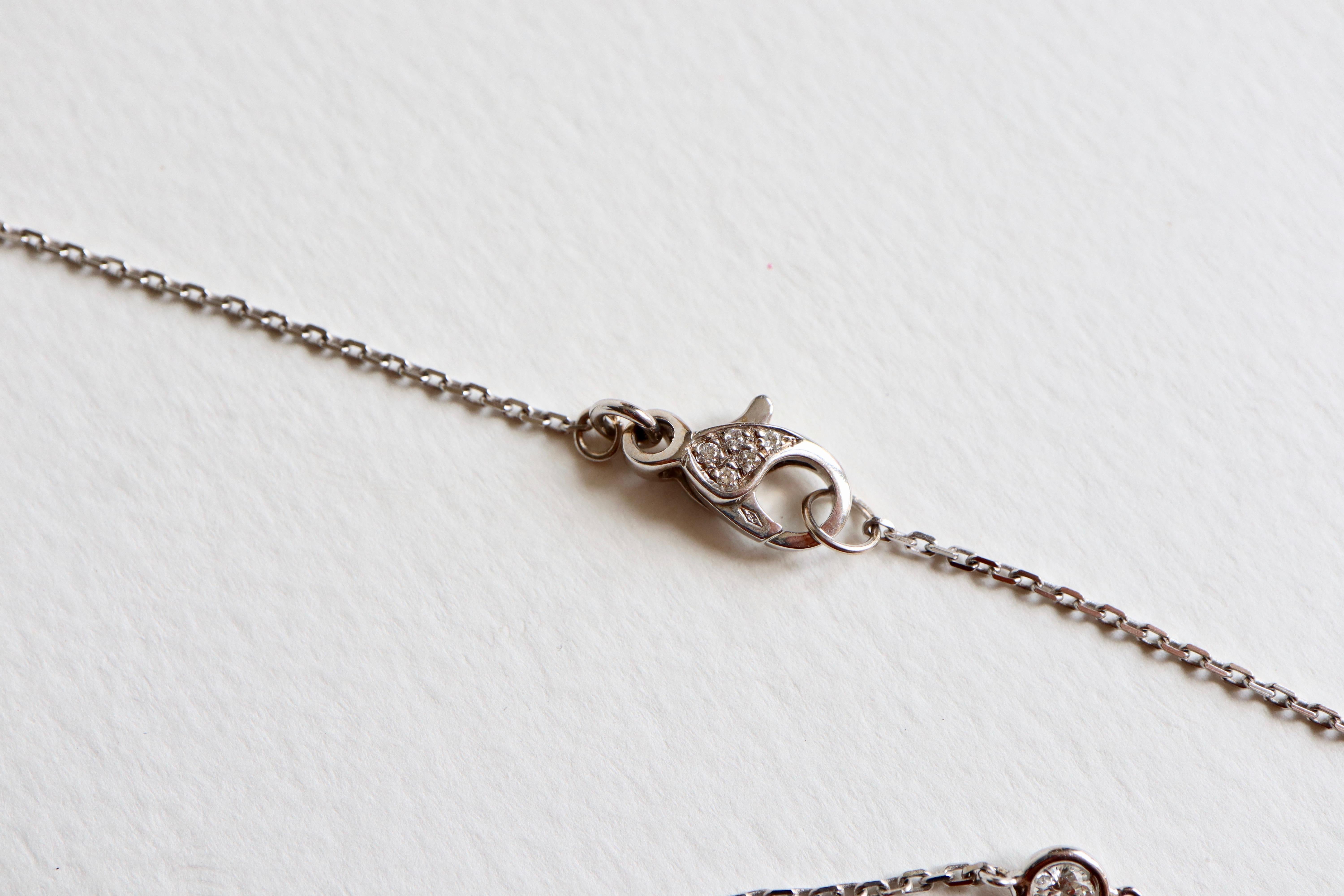 Pendentif en forme de goutte en or blanc 18 carats avec diamants et chaîne pavée de diamants en vente 2