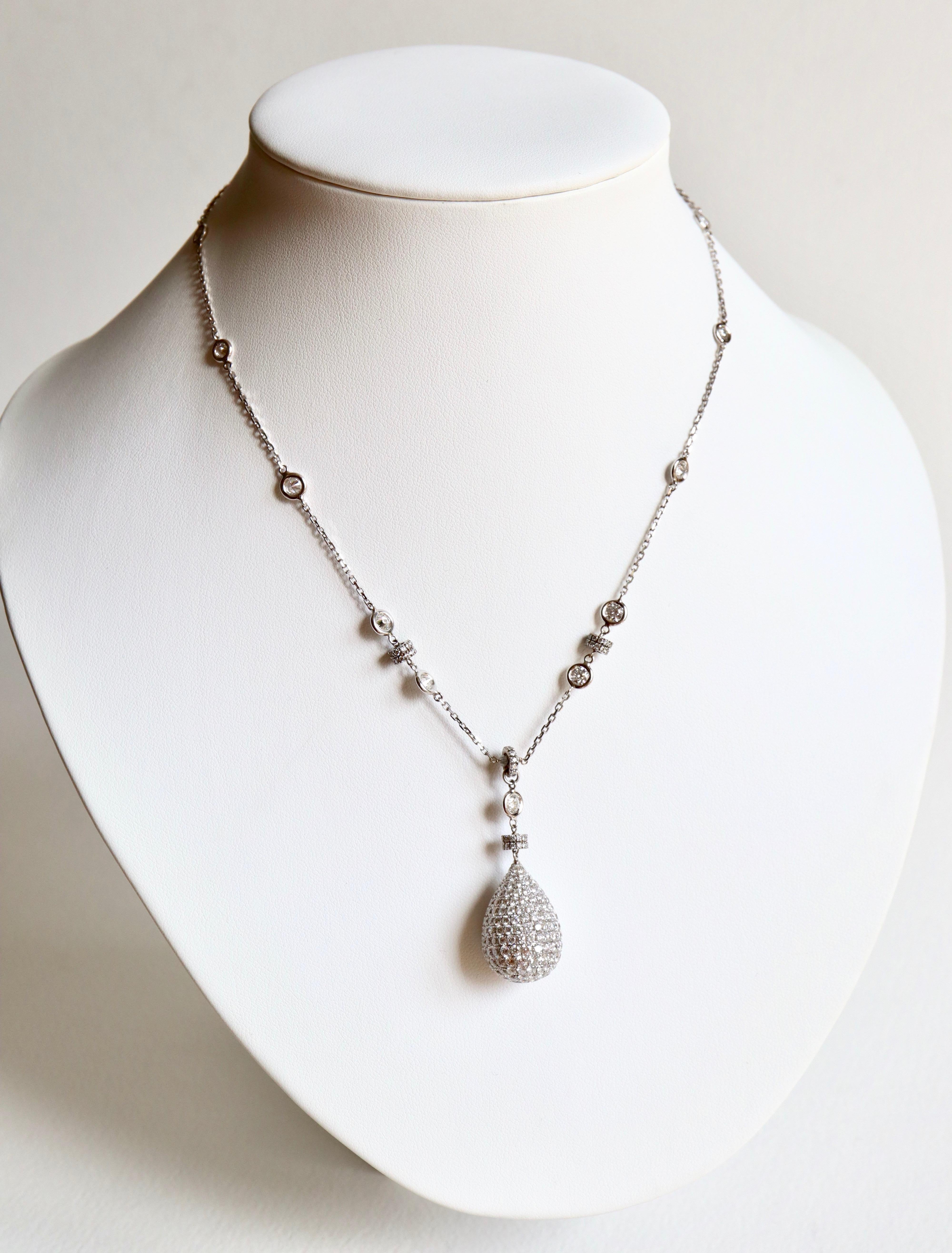Pendentif en forme de goutte en or blanc 18 carats avec diamants et chaîne pavée de diamants en vente 3