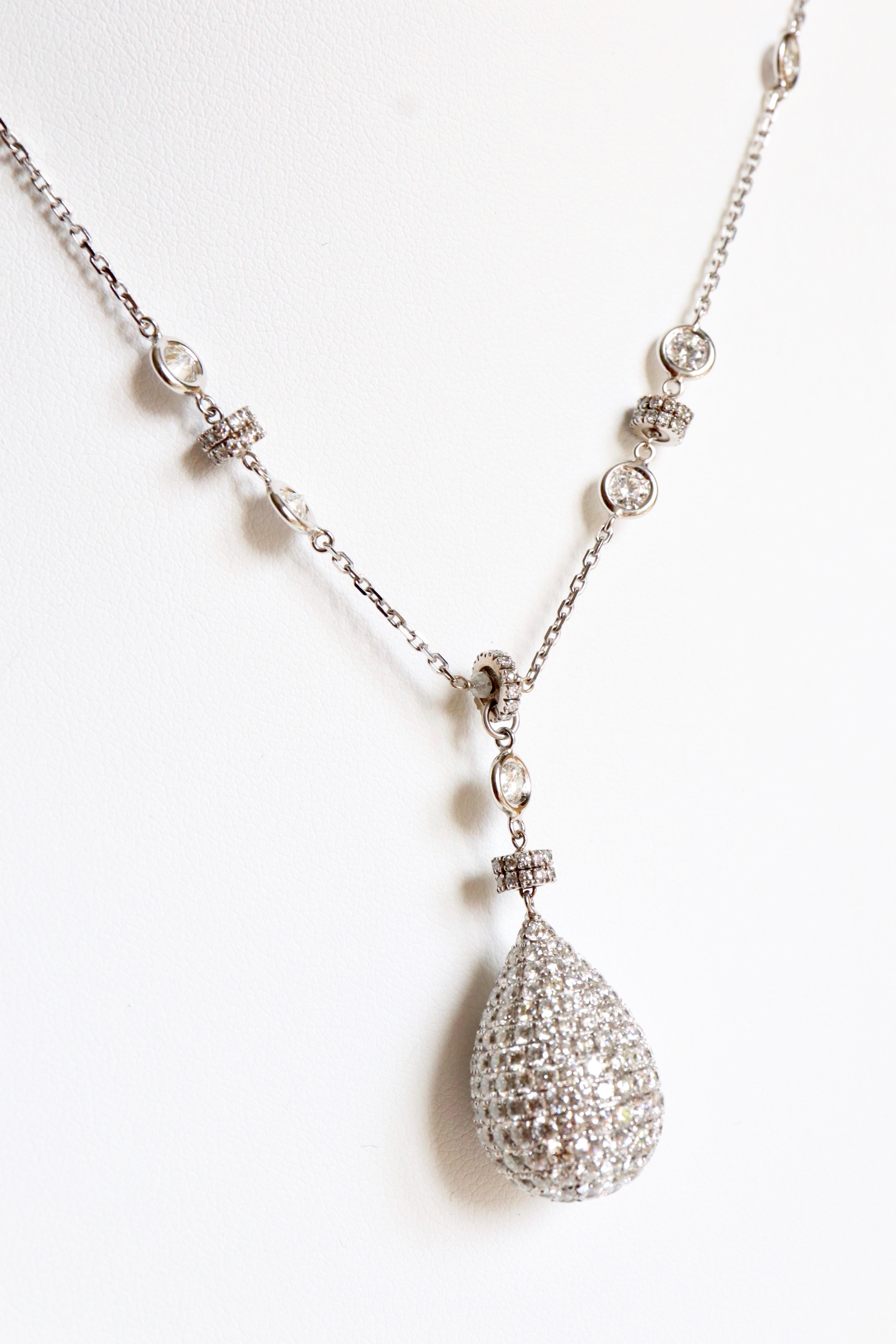 Pendentif en forme de goutte en or blanc 18 carats avec diamants et chaîne pavée de diamants en vente 4