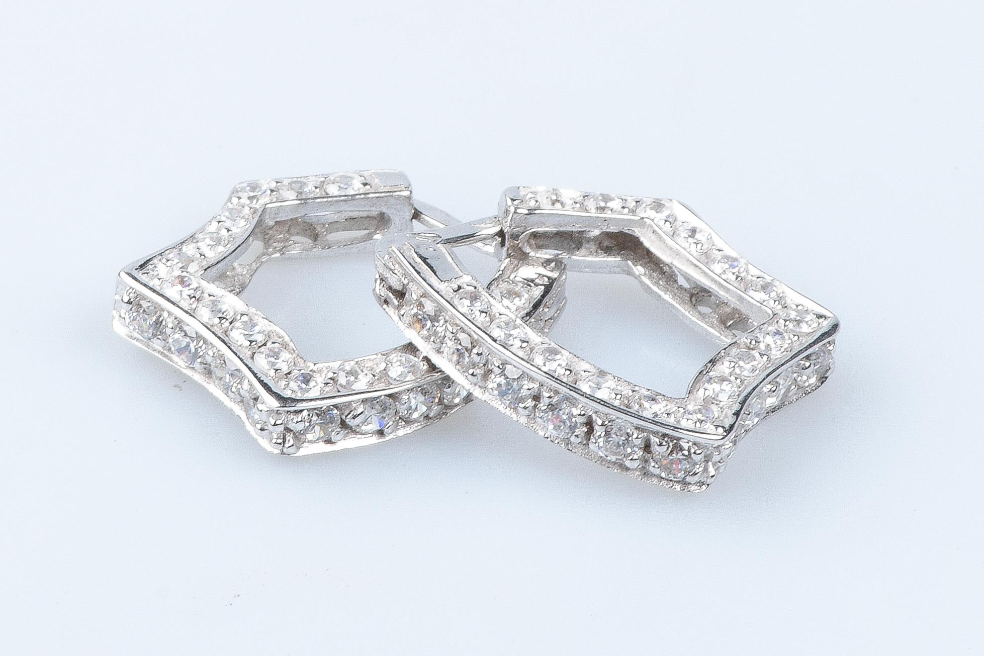 18 carat white gold earrings designed with zirconium oxides. 

Weight: 5.40 gr. 

Dimensions : 1.70 x 1.60 x 0.34 cm

Jewel delivered with a luxurious box. 

Condition : Like new

18 carat gold eagle head hallmark on the jewel. 

Secure and express