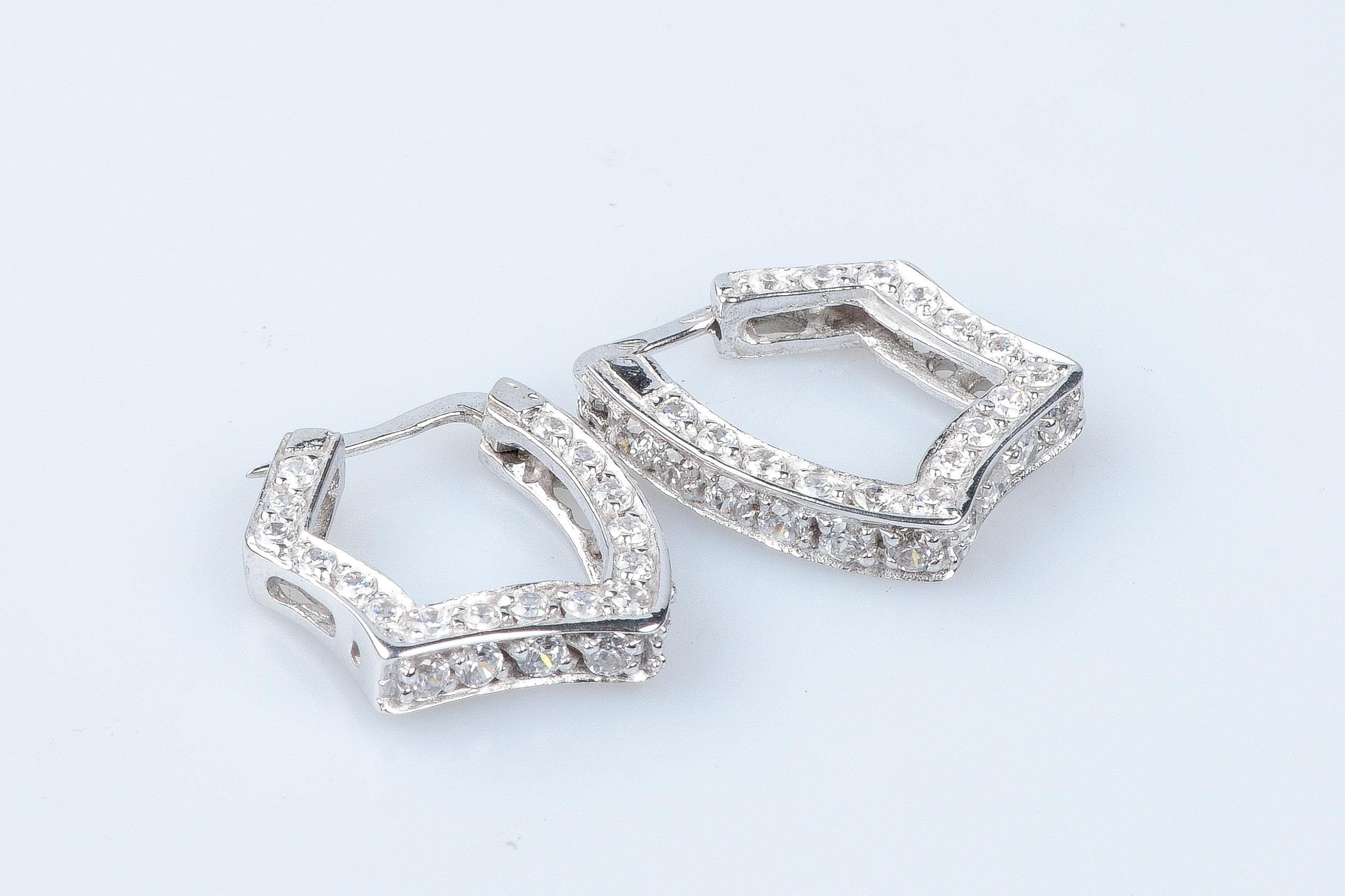 Women's 18 carat white gold earrings For Sale