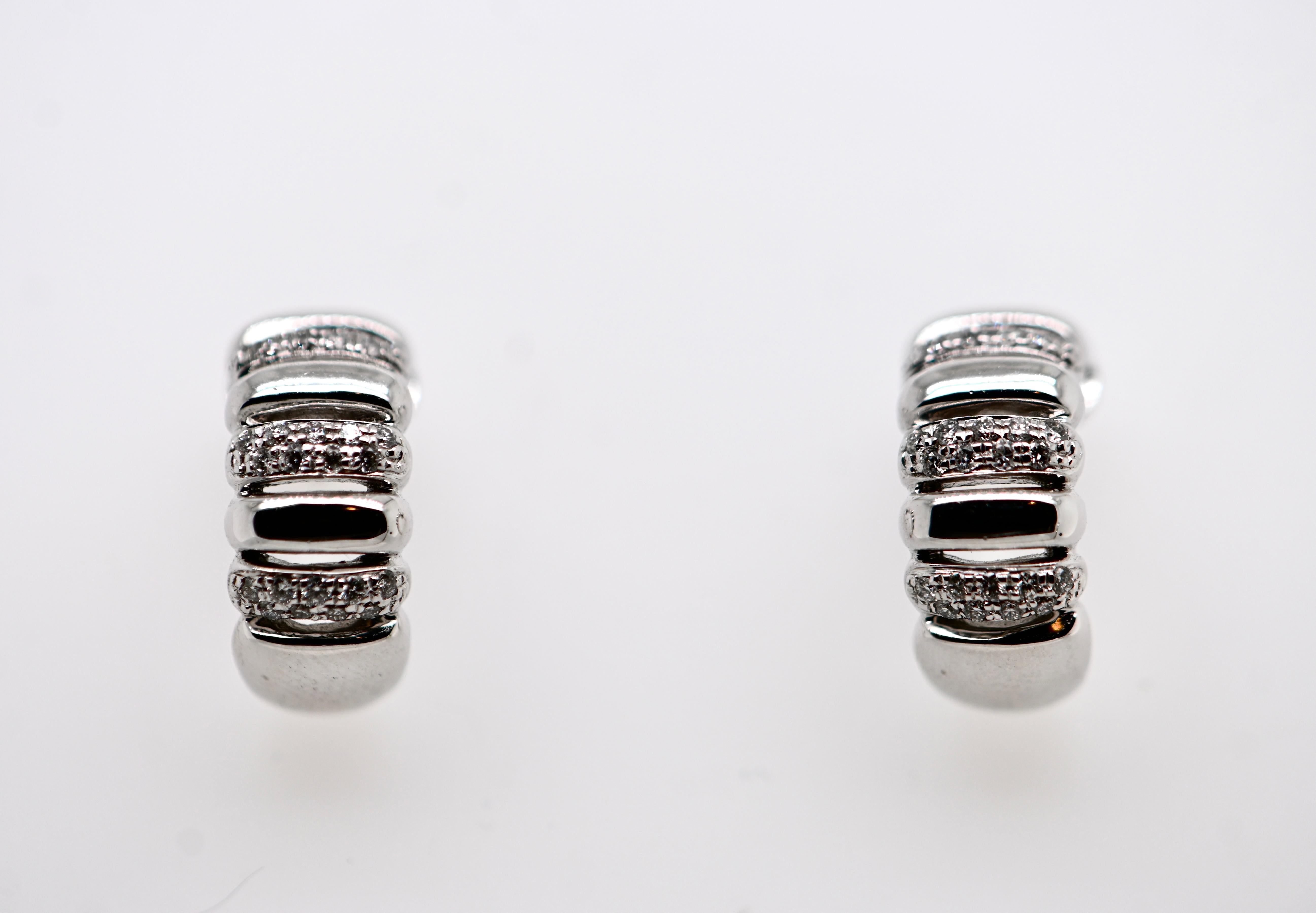 Experience the epitome of elegance with these 18-carat white gold earrings, adorned with 72 brilliant-cut diamonds totaling 0.360 carats and exhibiting a captivating H color grade. These small, half-circle earrings are meticulously set with
