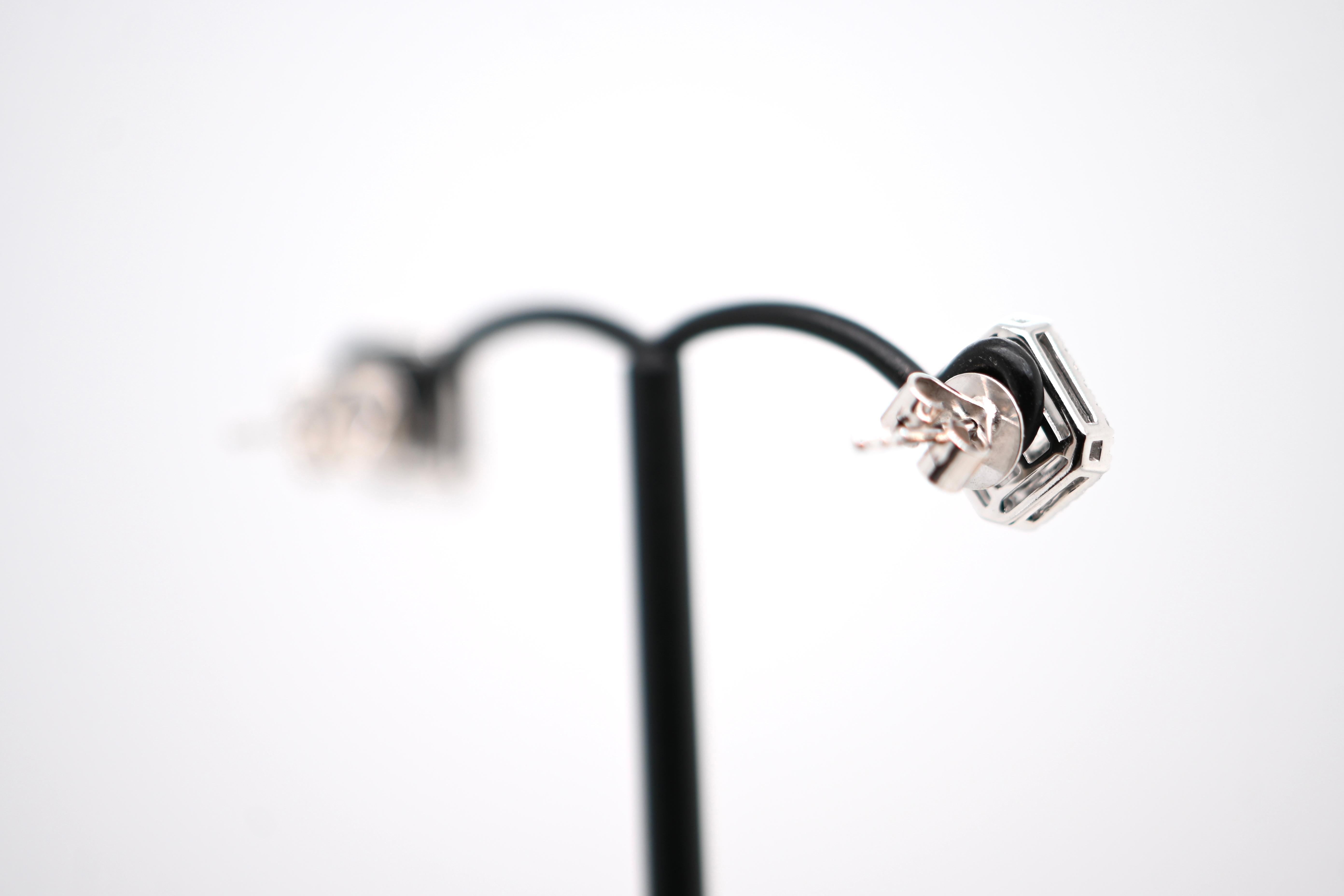 18-Carat White Gold Earrings with 70 Diamonds Totaling 0.70 Carats In New Condition For Sale In Vannes, FR