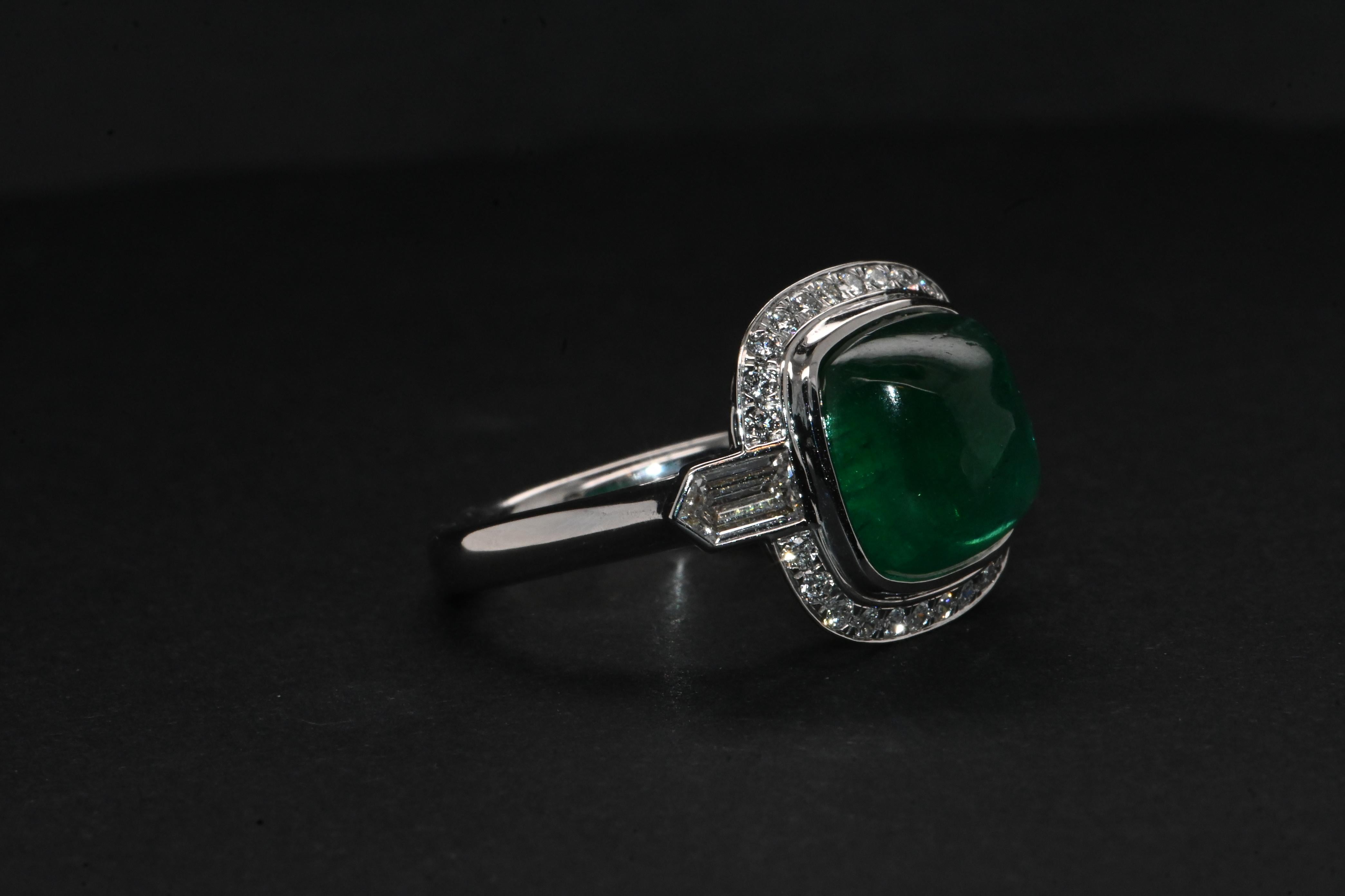 Ring aus 18 Karat Weißgold mit Smaragd und Diamant (Kegel-Cabochon) im Angebot