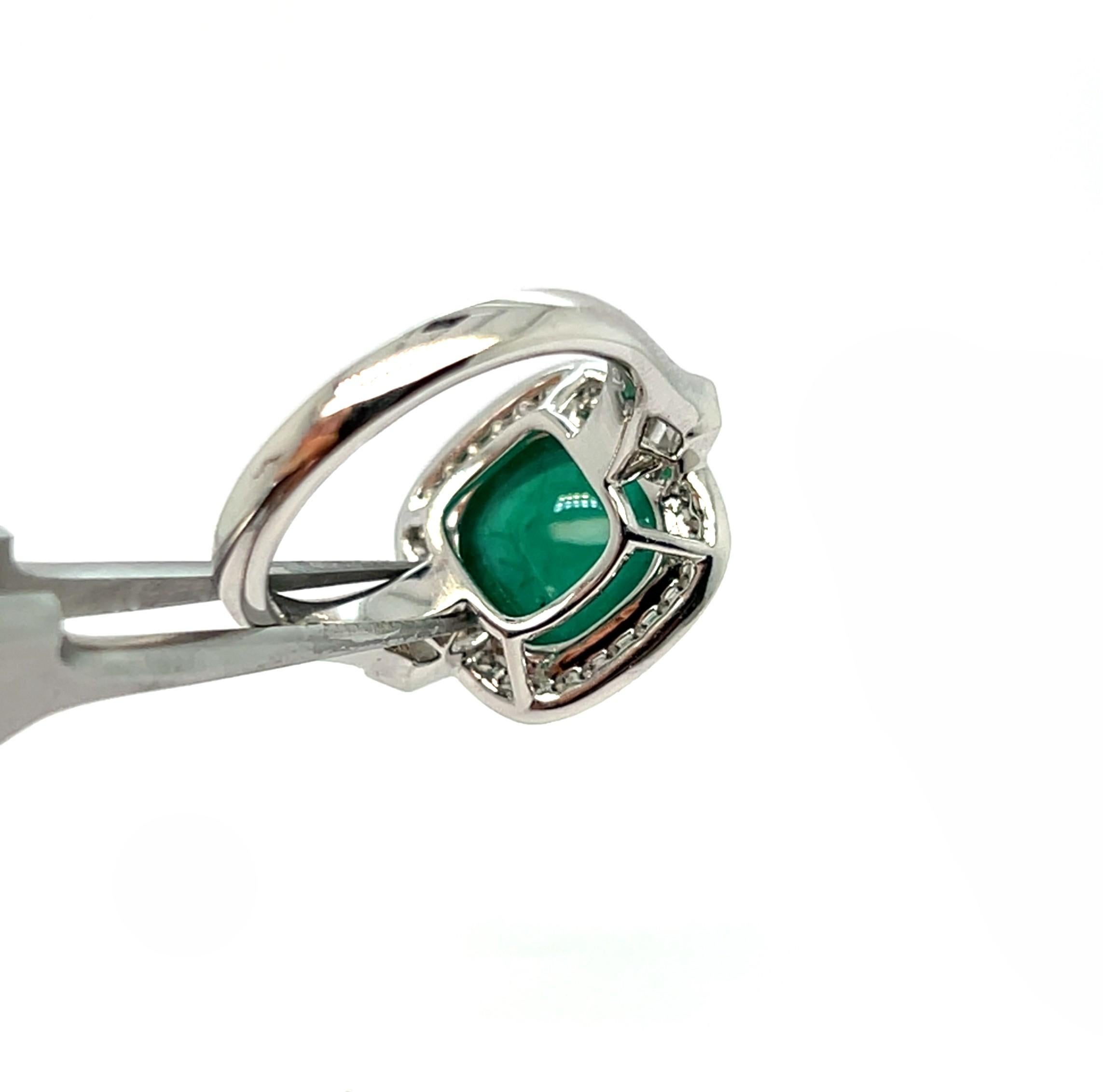 Anillo de oro blanco de 18 quilates con esmeralda y diamantes Cabujón de pan de azúcar