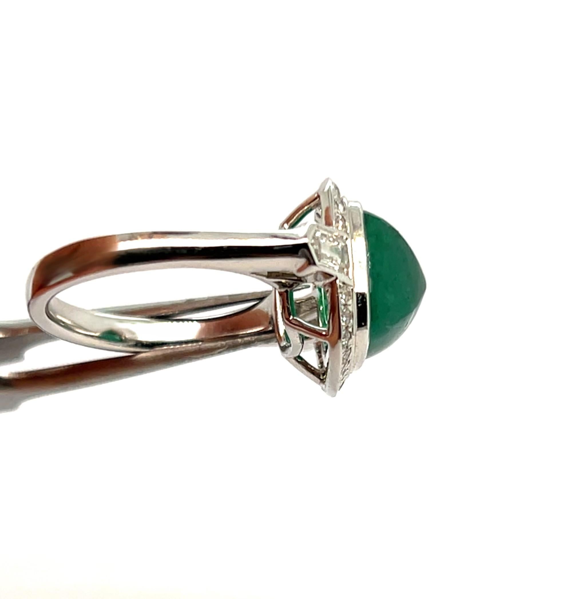 Ring aus 18 Karat Weißgold mit Smaragd und Diamant (Kegel-Cabochon) im Angebot