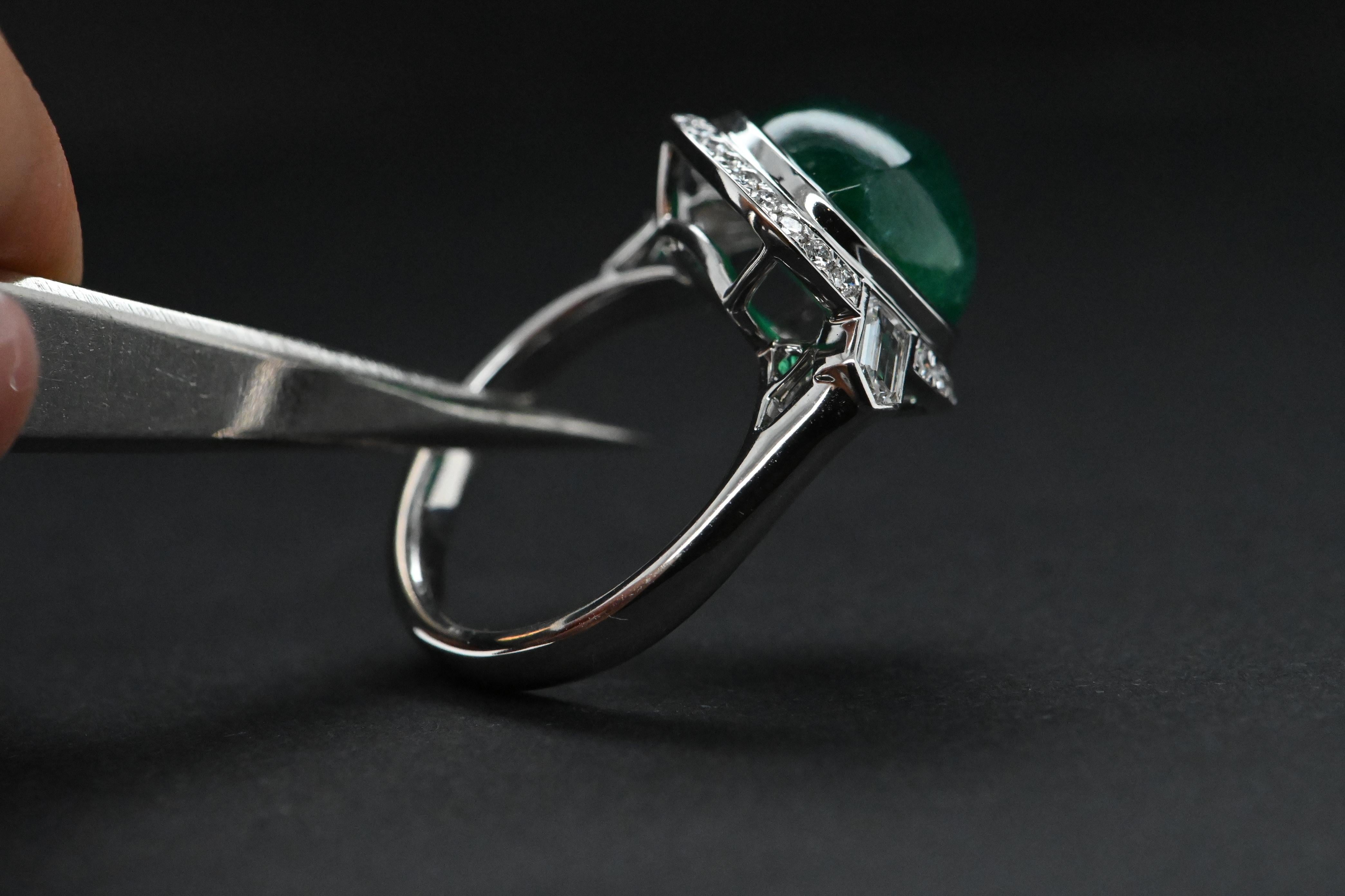 Ring aus 18 Karat Weißgold mit Smaragd und Diamant im Angebot 2