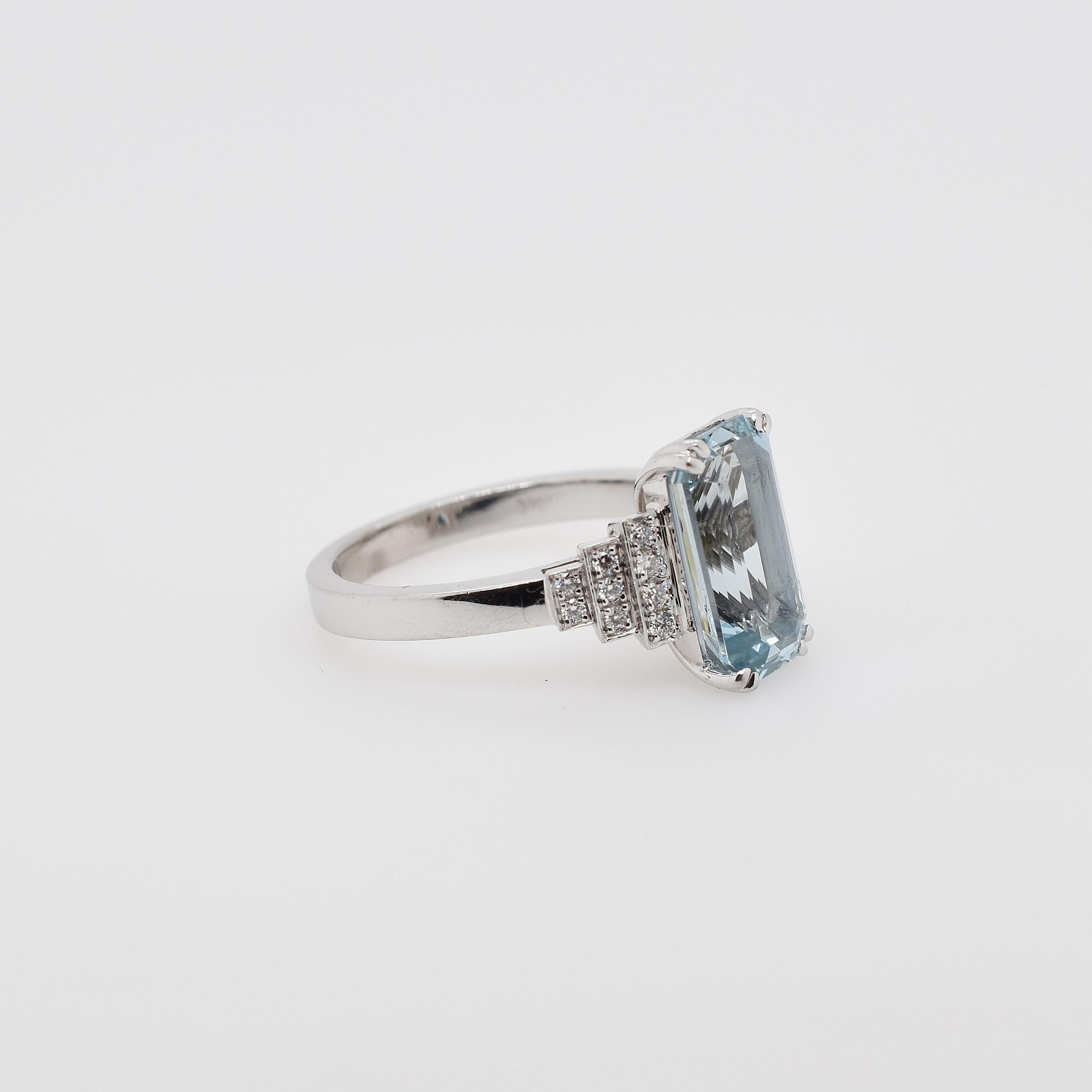18 Carat White Gold Emerald Cut Aquamarine and Brilliant Cut Diamond Ring (Art déco)