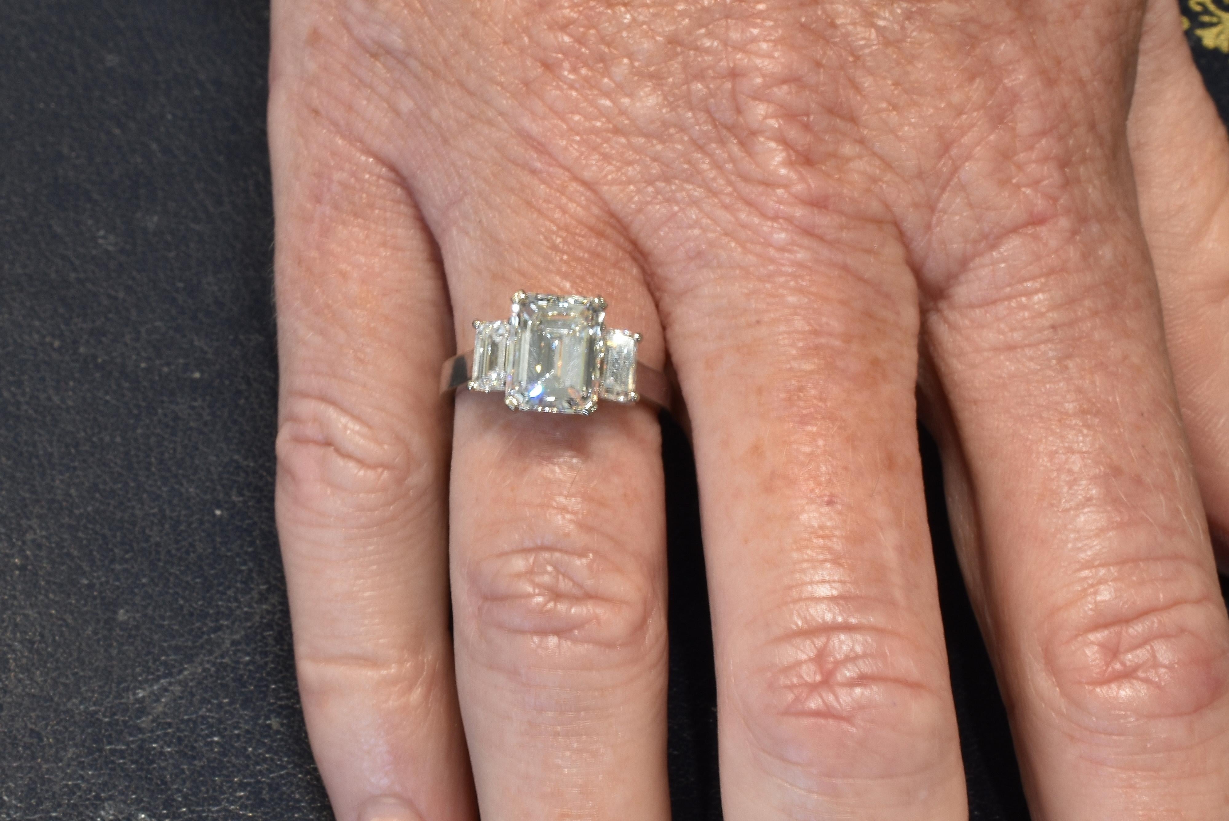 18 Carat White Gold Emerald Cut Diamond Three-Stone Ring In New Condition In Armadale, Victoria