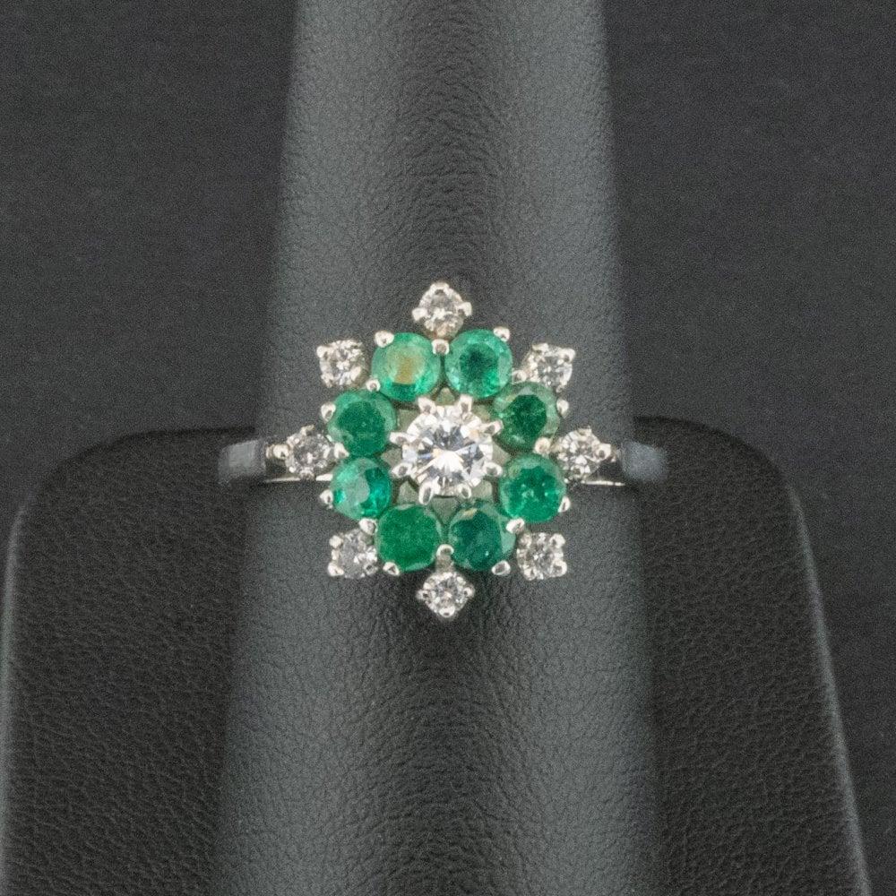 18 Carat White Gold Emerald & Diamond Cluster Ring Size Uk O 4.0g For Sale
