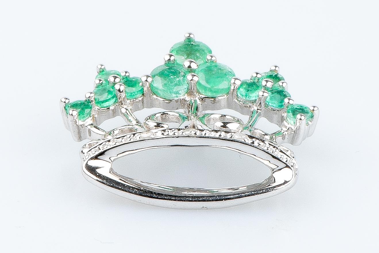 18 carat white gold emeralds and diamonds pendant For Sale 5
