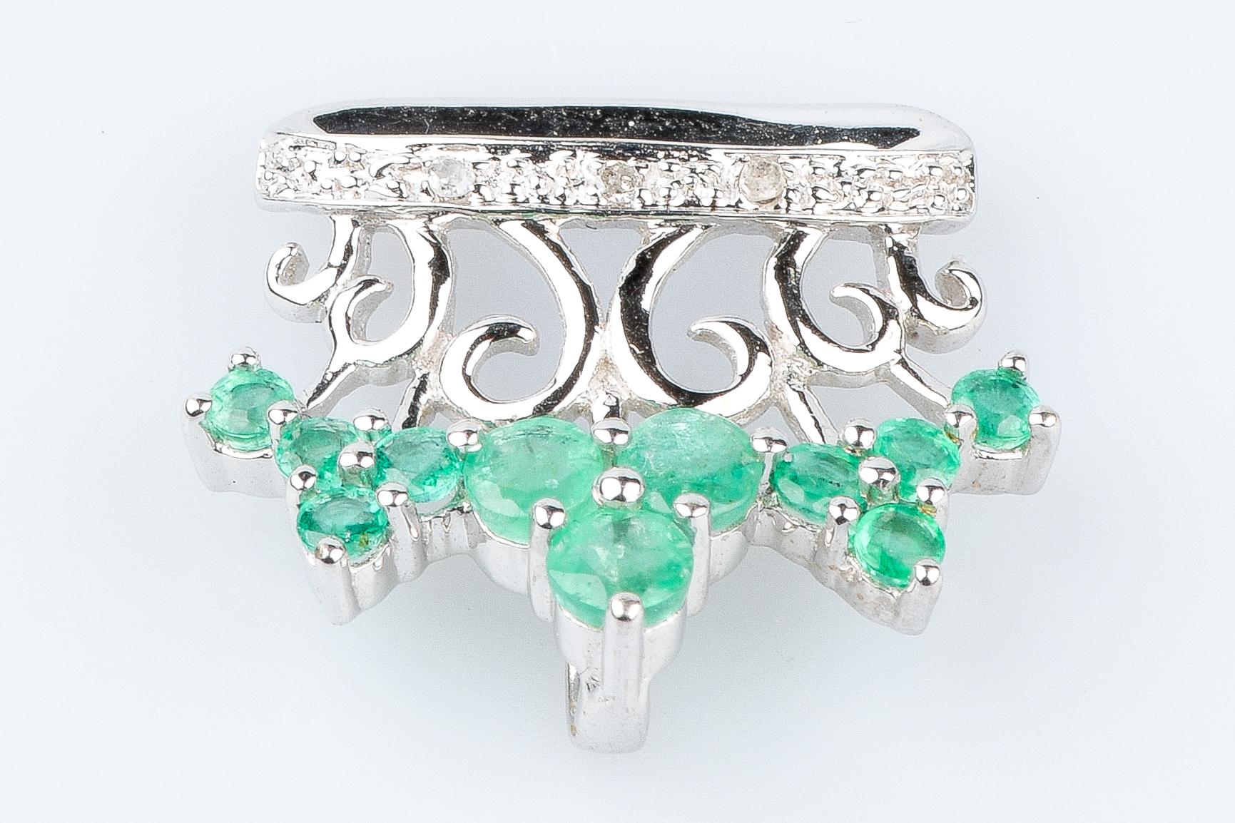 Round Cut 18 carat white gold emeralds and diamonds pendant For Sale