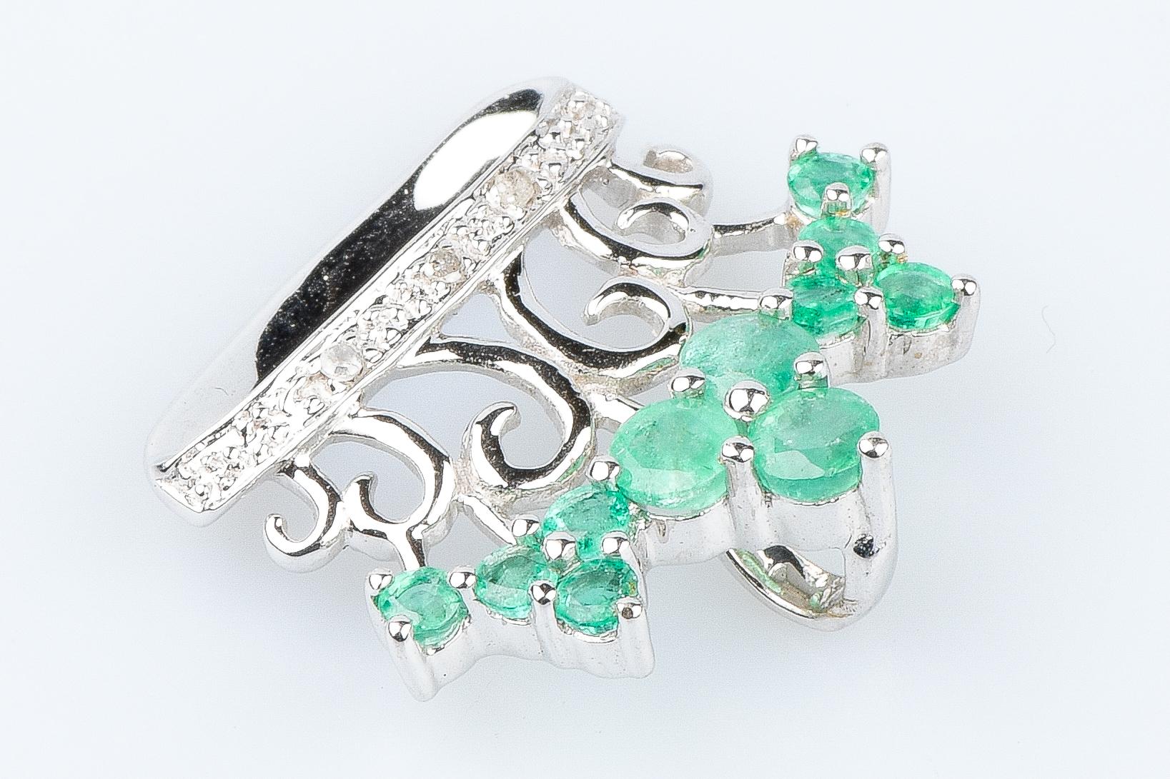 18 carat white gold emeralds and diamonds pendant In Excellent Condition For Sale In Monte-Carlo, MC