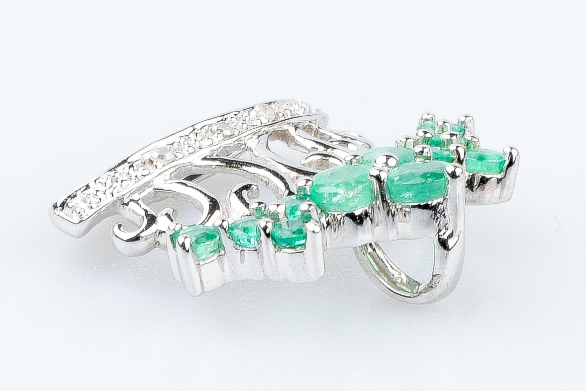 Women's 18 carat white gold emeralds and diamonds pendant For Sale