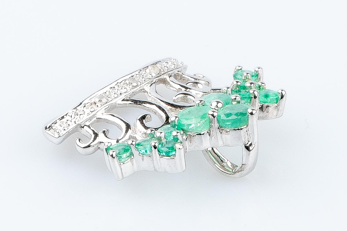 18 carat white gold emeralds and diamonds pendant For Sale 1