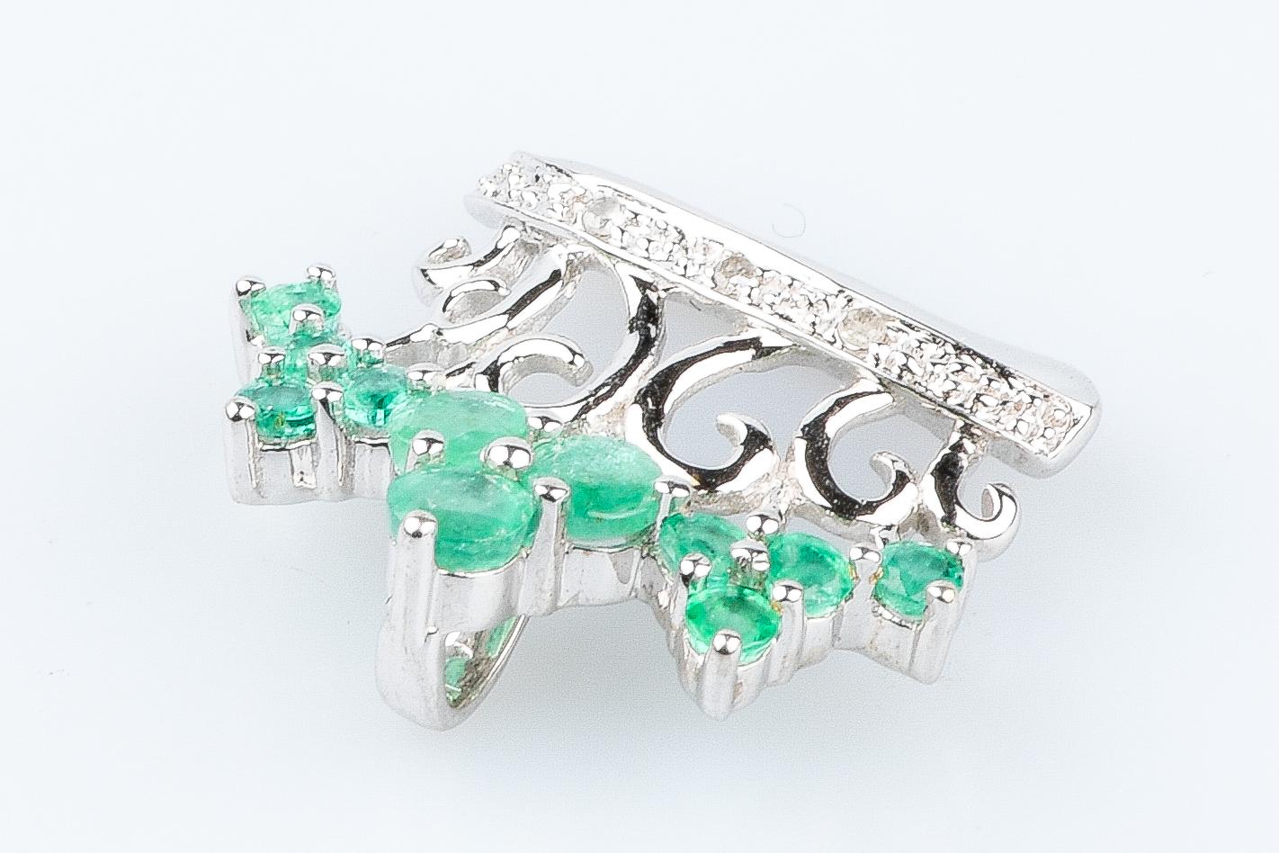 18 carat white gold emeralds and diamonds pendant For Sale 2