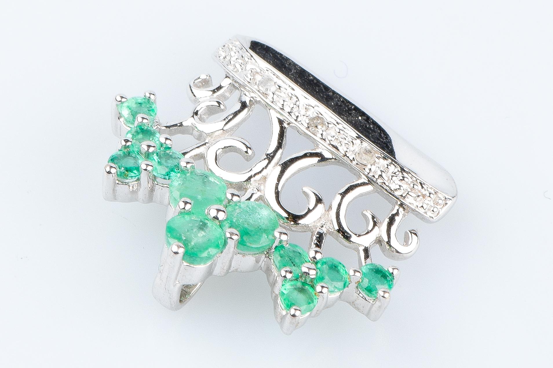 18 carat white gold emeralds and diamonds pendant For Sale 3