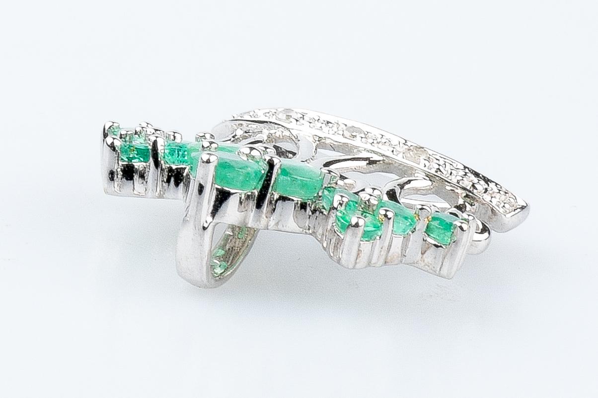 18 carat white gold emeralds and diamonds pendant For Sale 4