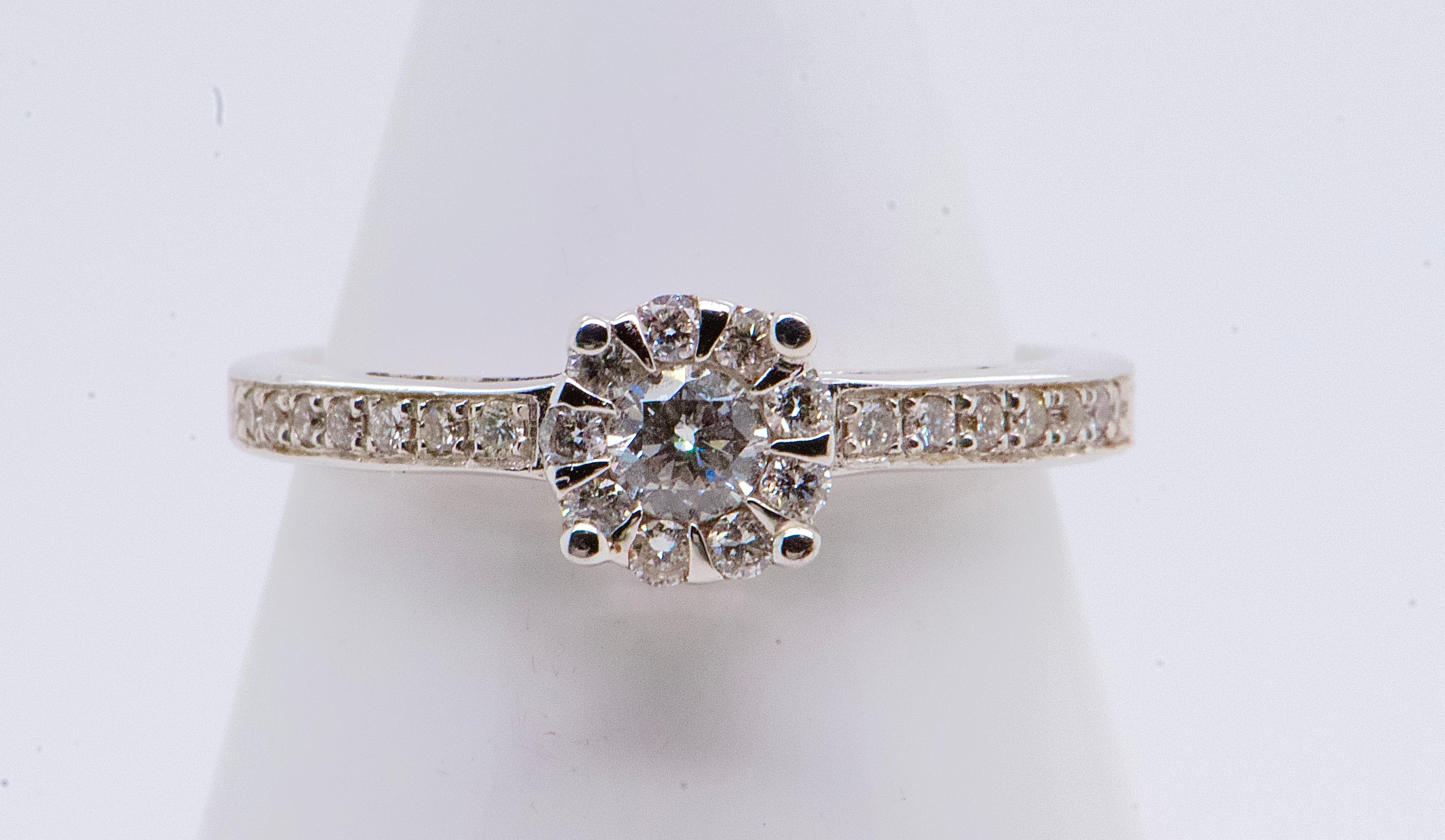 Allow yourself to be captivated by this elegant engagement ring in 18 karat white gold, meticulously adorned with 49 brilliant-cut diamonds. Each diamond, chosen for its G color, accumulates to a total of 0.490 carats, centered around a principal