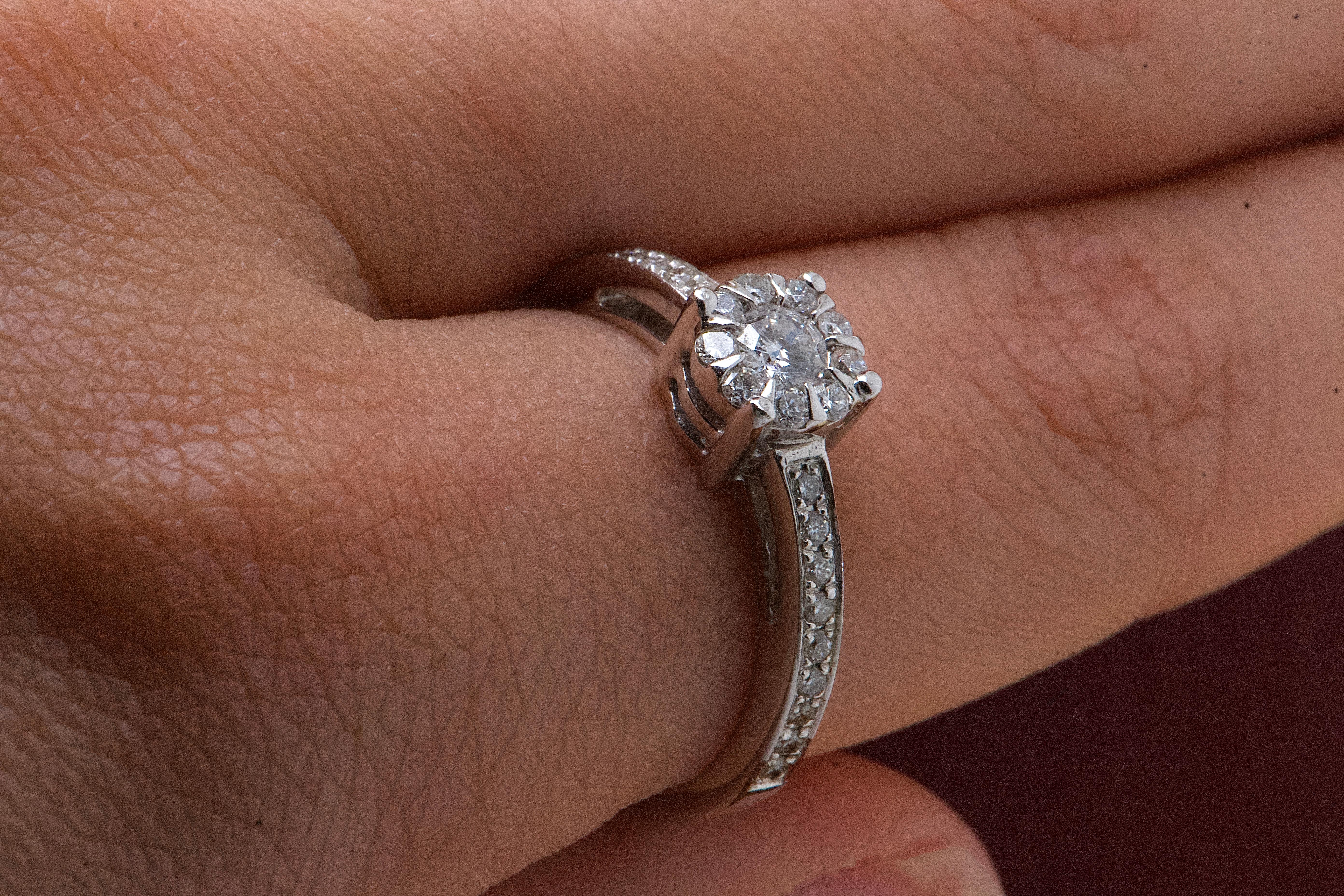 18 Carat White Gold Engagement Ring with 0.490 Carat Diamonds In New Condition In Vannes, FR