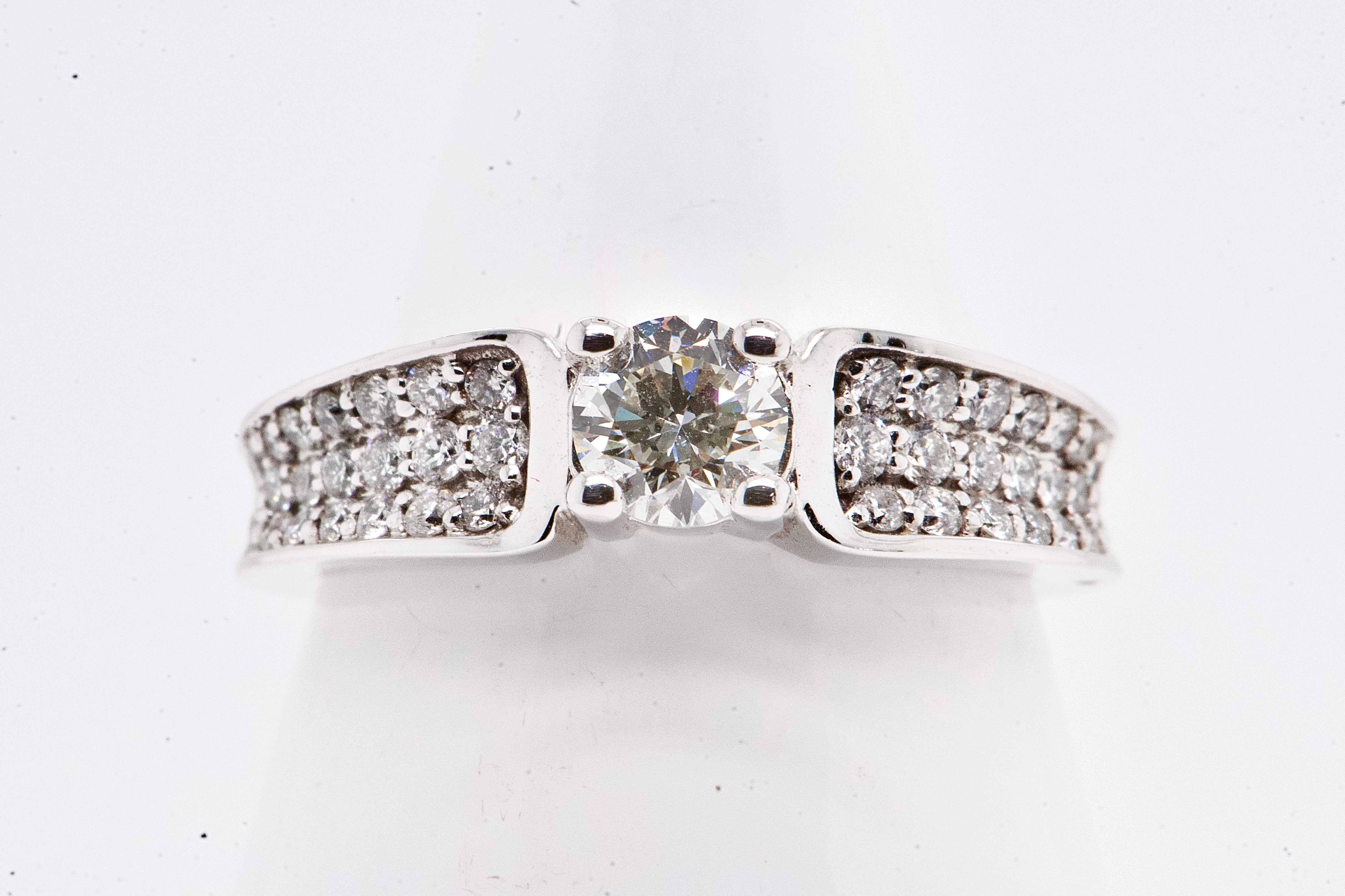 Allow yourself to be captivated by this elegant engagement ring crafted in 18 karat white gold, meticulously adorned with 41 brilliant-cut diamonds. Each of these diamonds, selected for their H color, collectively totals 0.950 carats, centered