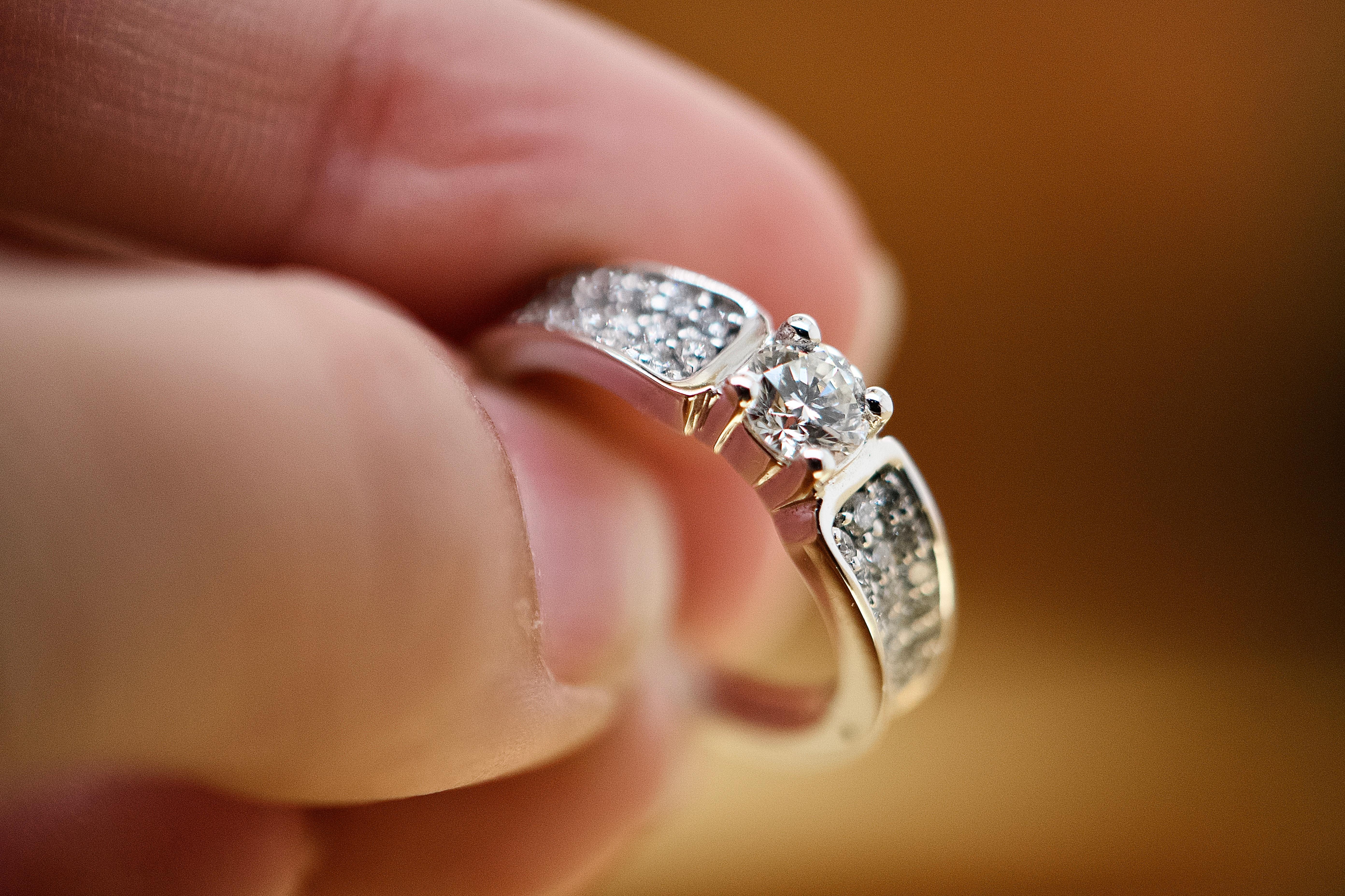 Modern 18 Carat White Gold Engagement Ring with 0.950 Carat Diamonds For Sale