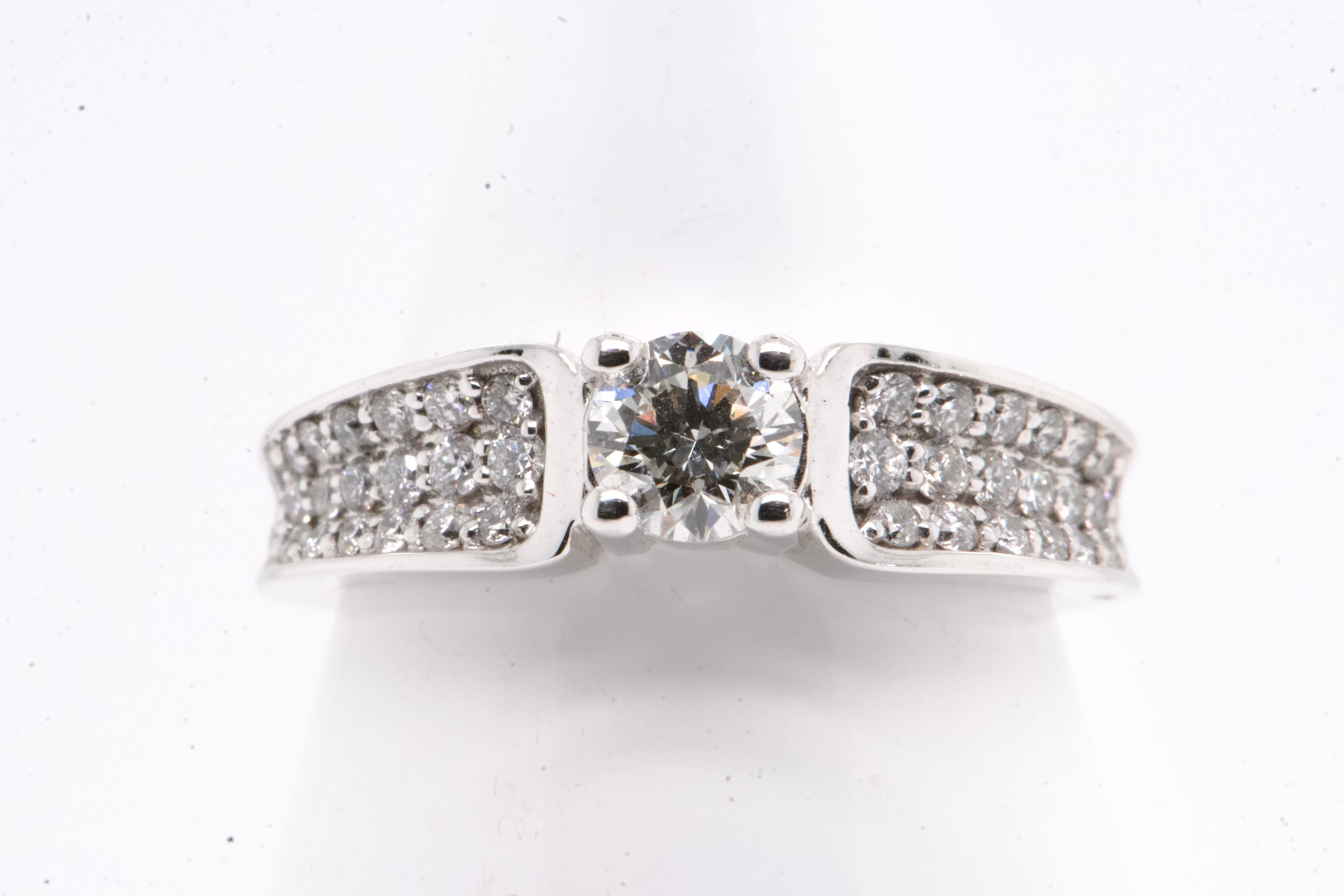 Brilliant Cut 18 Carat White Gold Engagement Ring with 0.950 Carat Diamonds For Sale