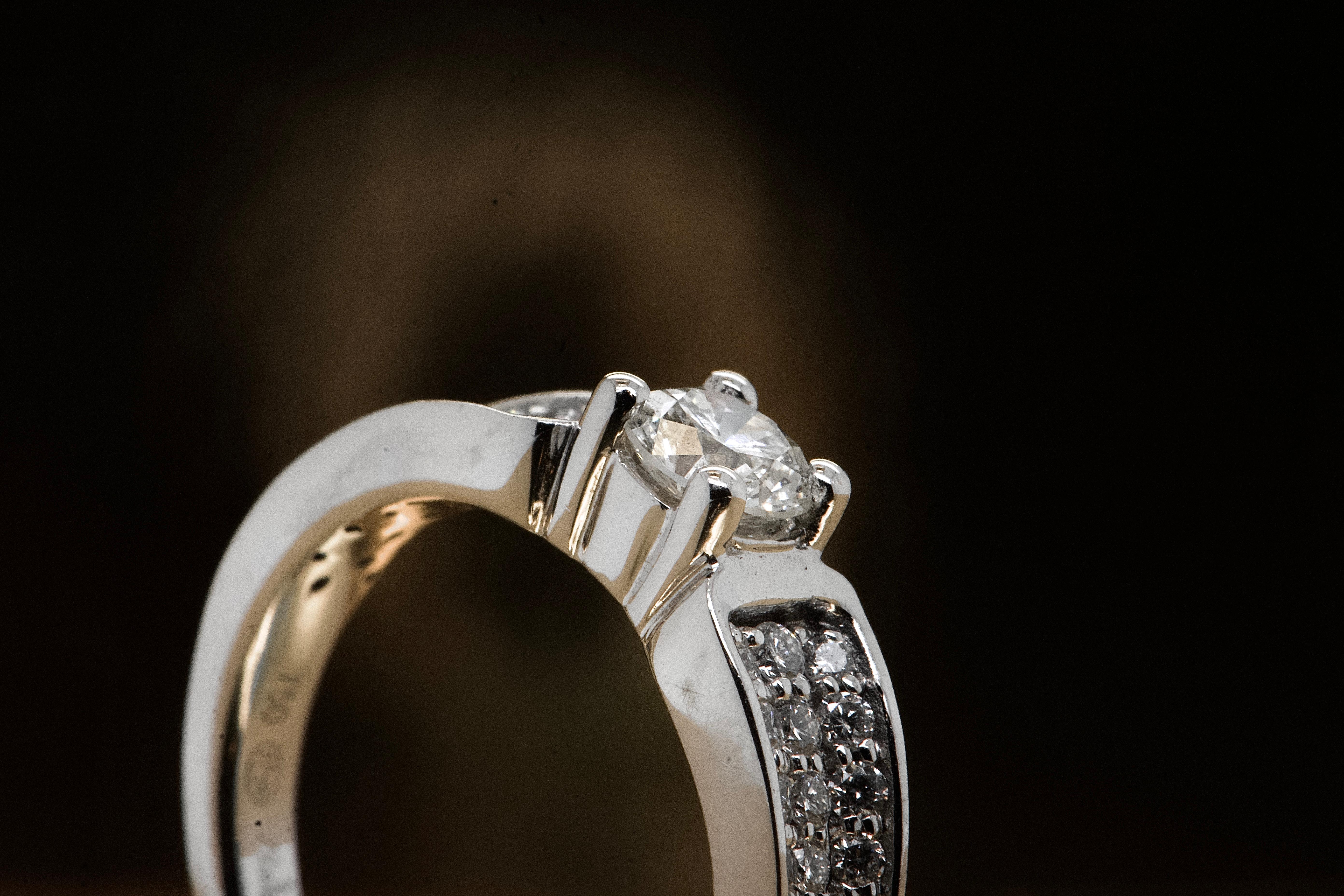 Women's 18 Carat White Gold Engagement Ring with 0.950 Carat Diamonds For Sale