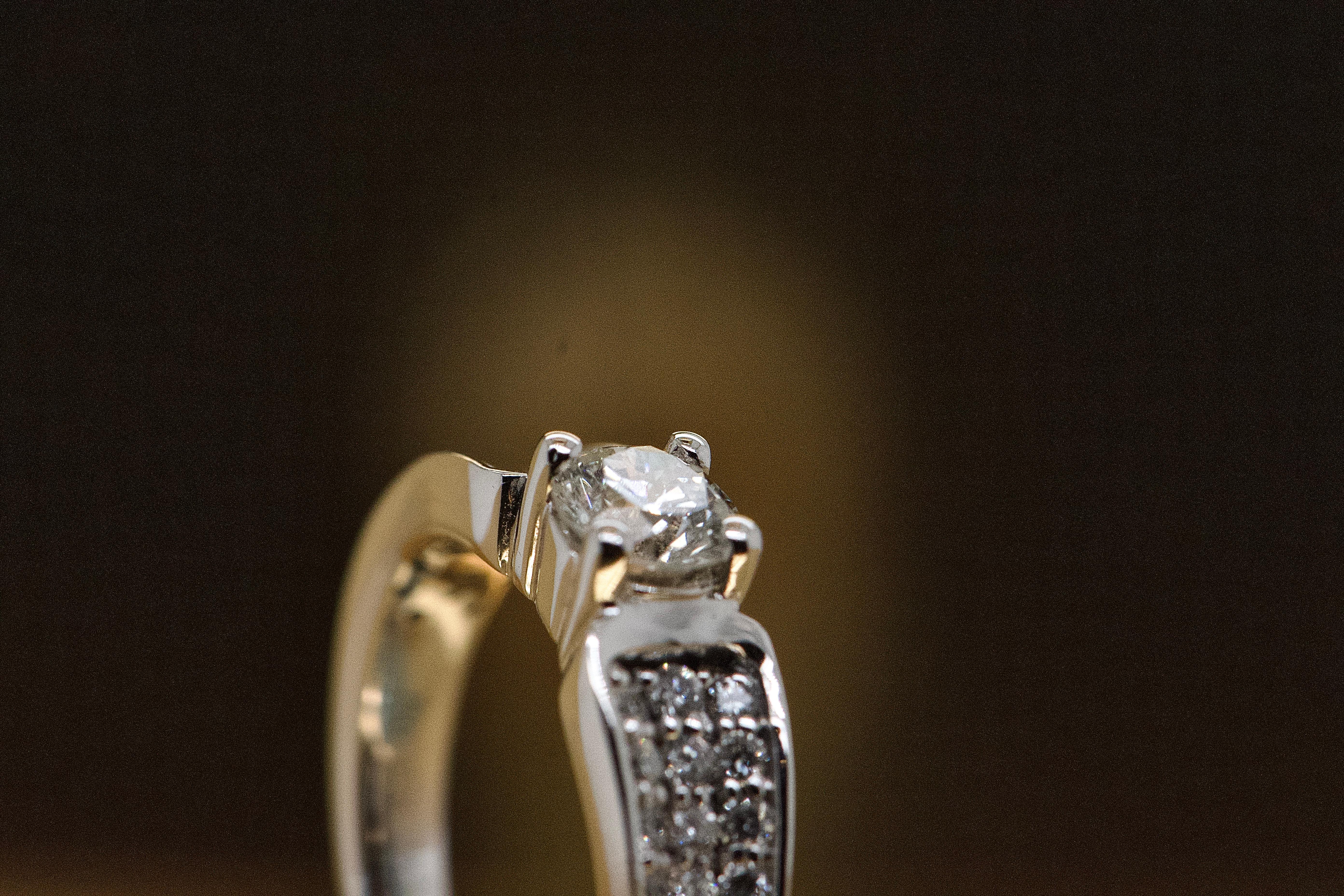 18 Carat White Gold Engagement Ring with 0.950 Carat Diamonds For Sale 1