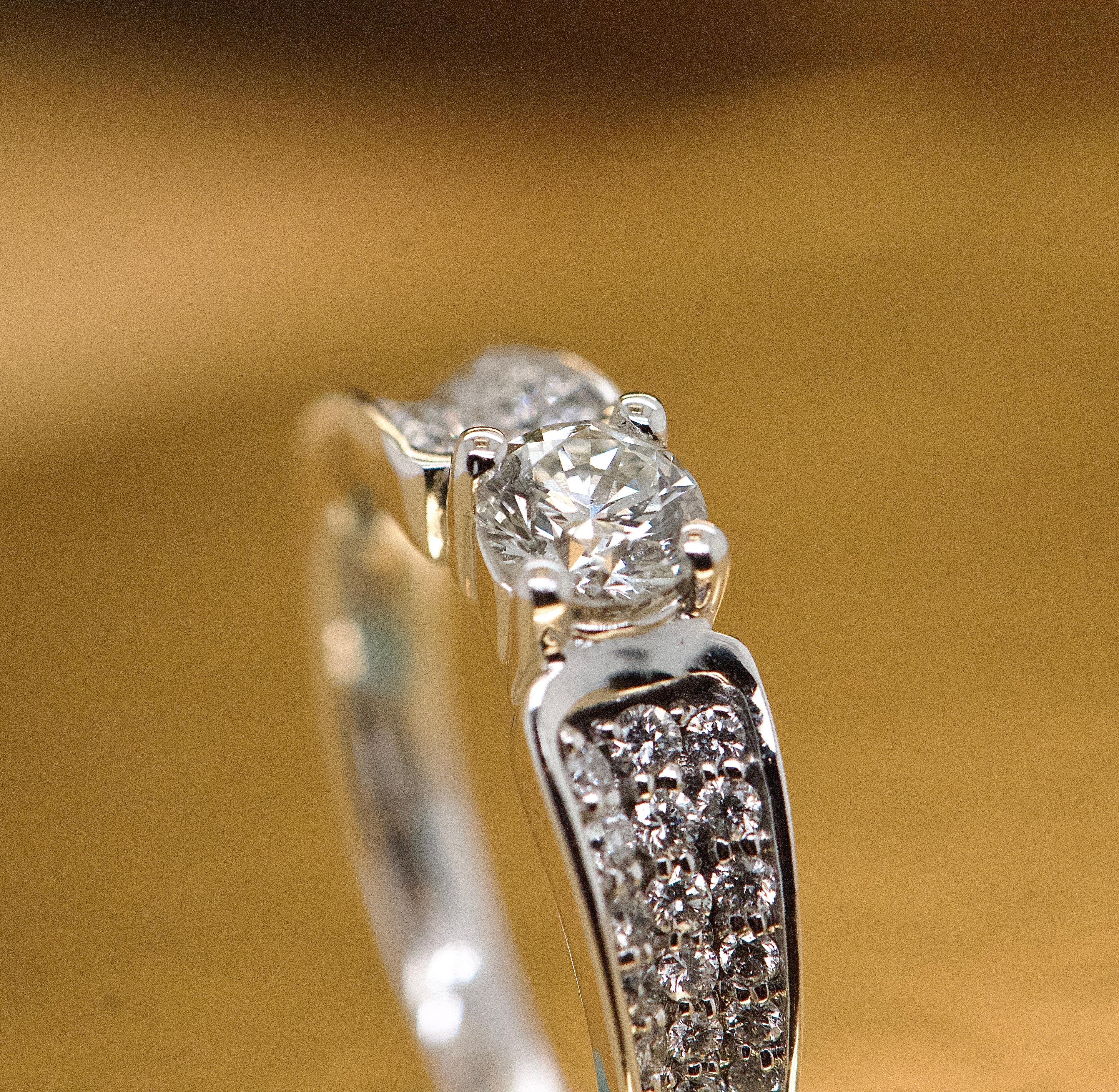 18 Carat White Gold Engagement Ring with 0.950 Carat Diamonds For Sale 2