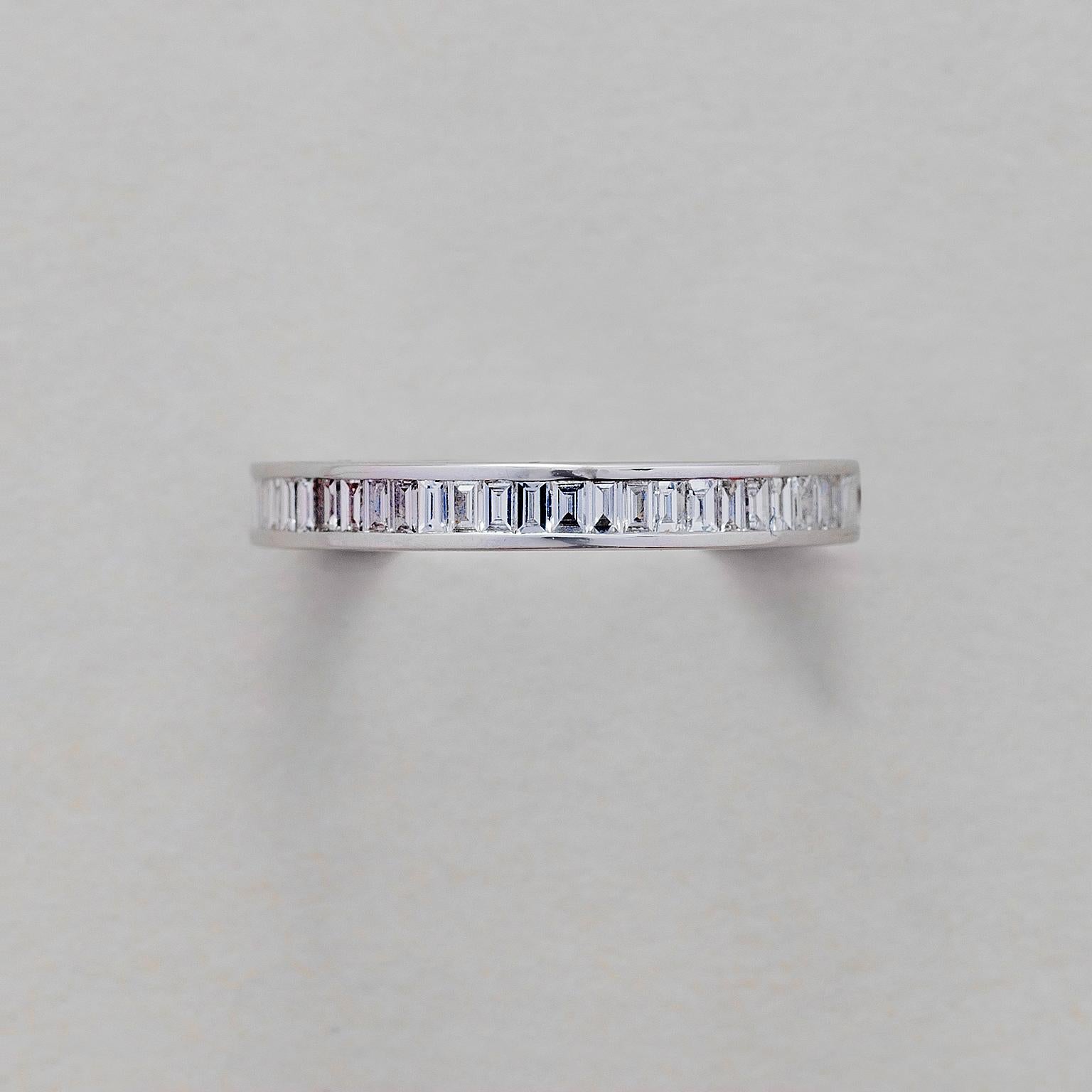 An 18 carat white gold eternity ring with baguette cut diamonds (app. 0.79 carat in total, F-G-vs), Dutch.

weight: 2.12 grams
ring size: 17 mm / 6 ½ US
width: 2.87 mm