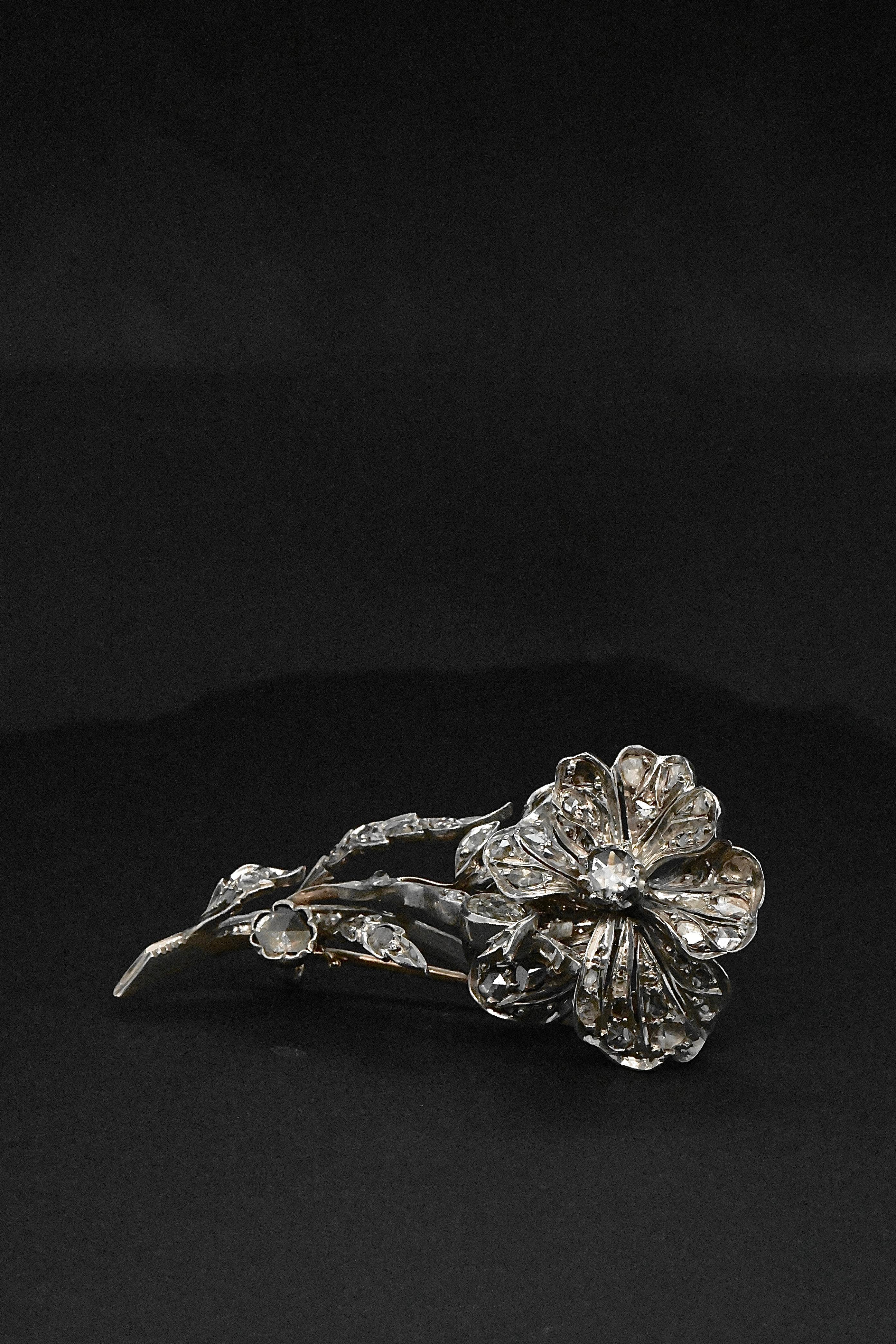 This splendid brooch, a true jewel of jewelry, is one of a kind. Crafted in 18-carat white gold, it features an articulated petal, adding a touch of movement and dynamism to its refined design.

Adorned with a multitude of sparkling diamonds, this