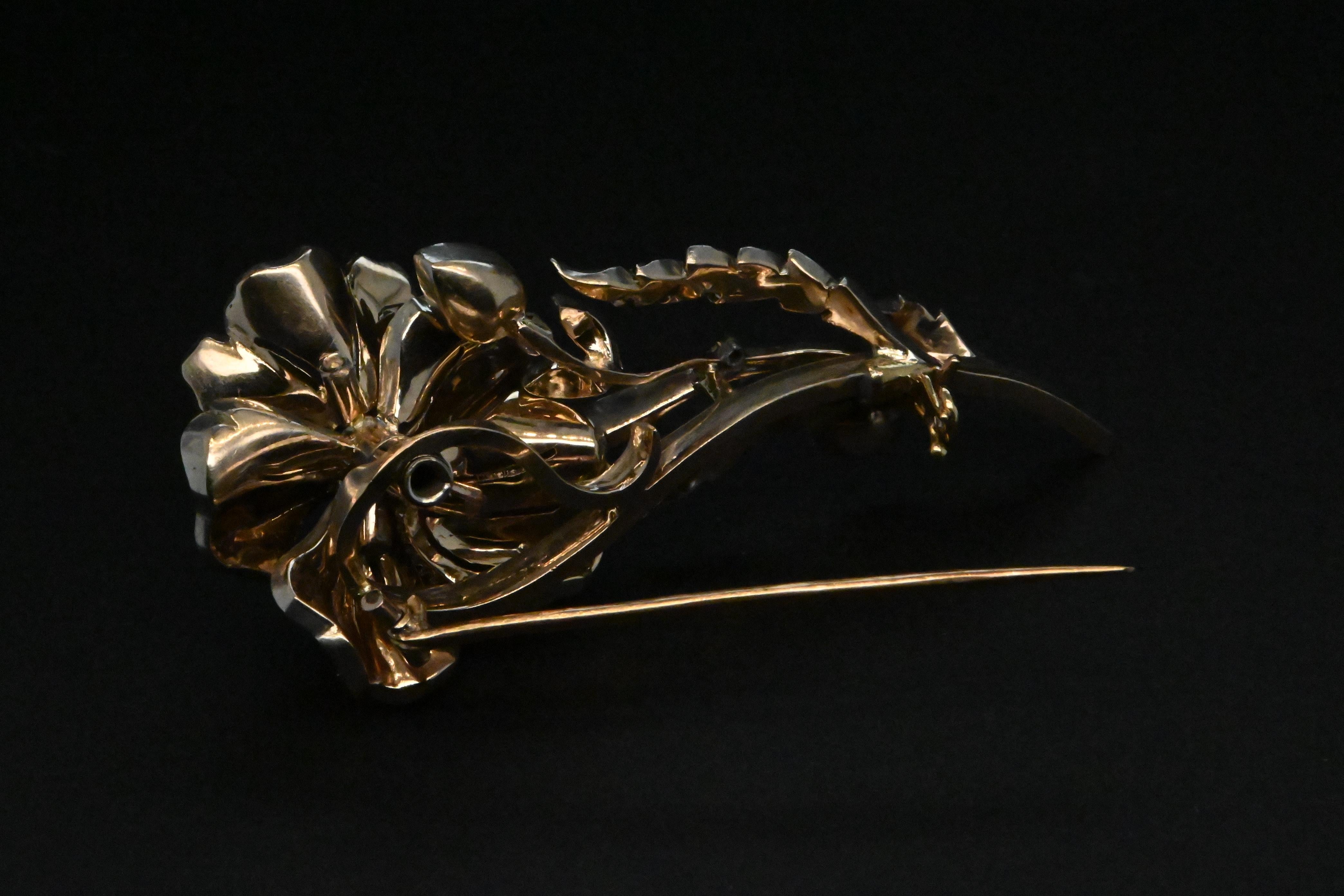 Brilliant Cut 18 Carat White Gold Flower Brooch Adorned With Diamonds For Sale