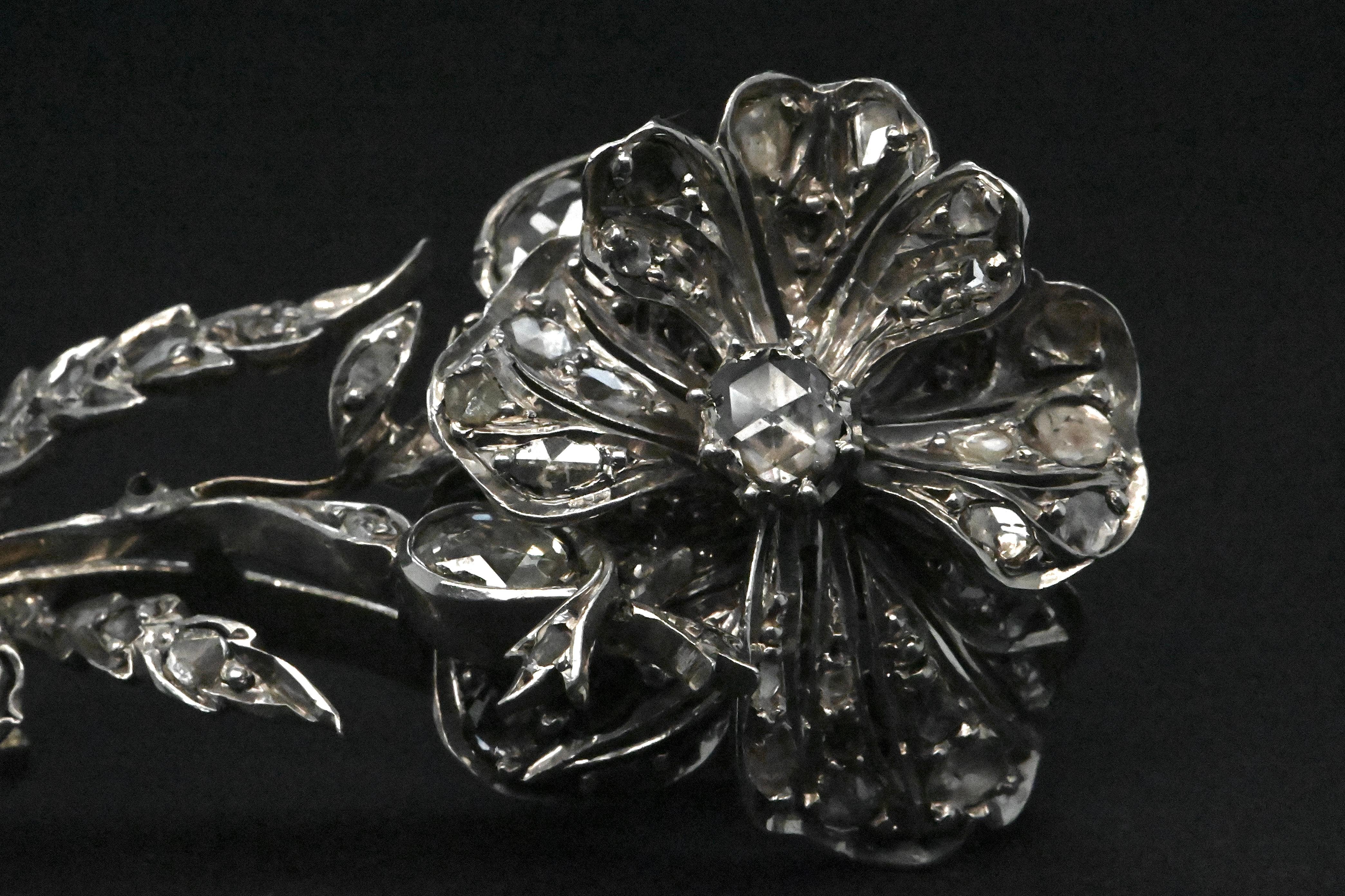 18 Carat White Gold Flower Brooch Adorned With Diamonds In Excellent Condition For Sale In Vannes, FR