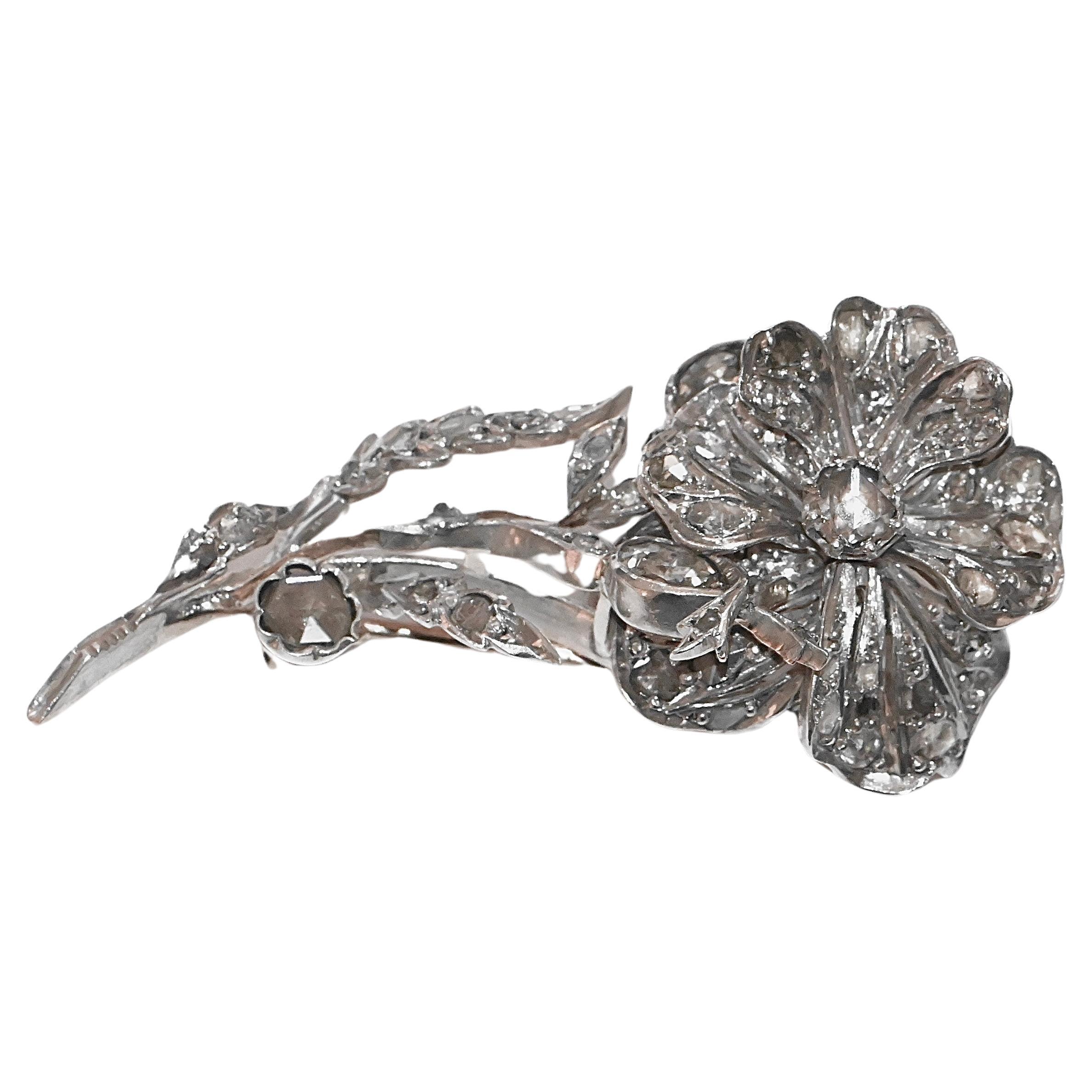 Broche fleur en or blanc 18 carats ornée de diamants