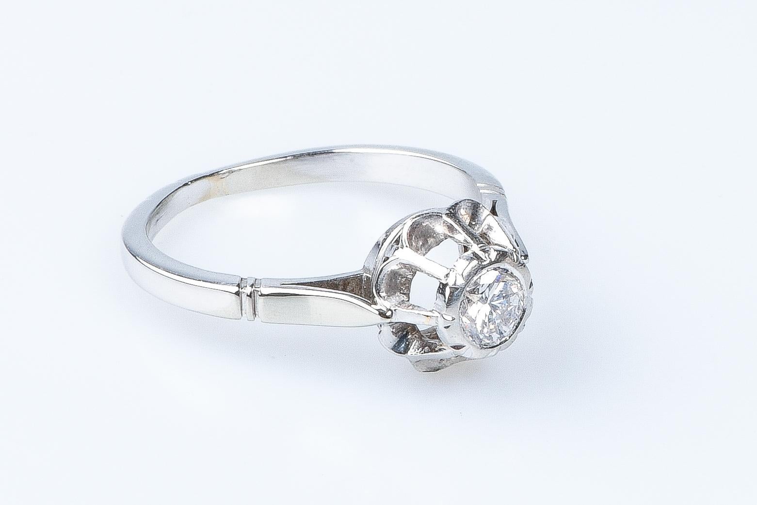 Round Cut 18 carat white gold flower diamond ring