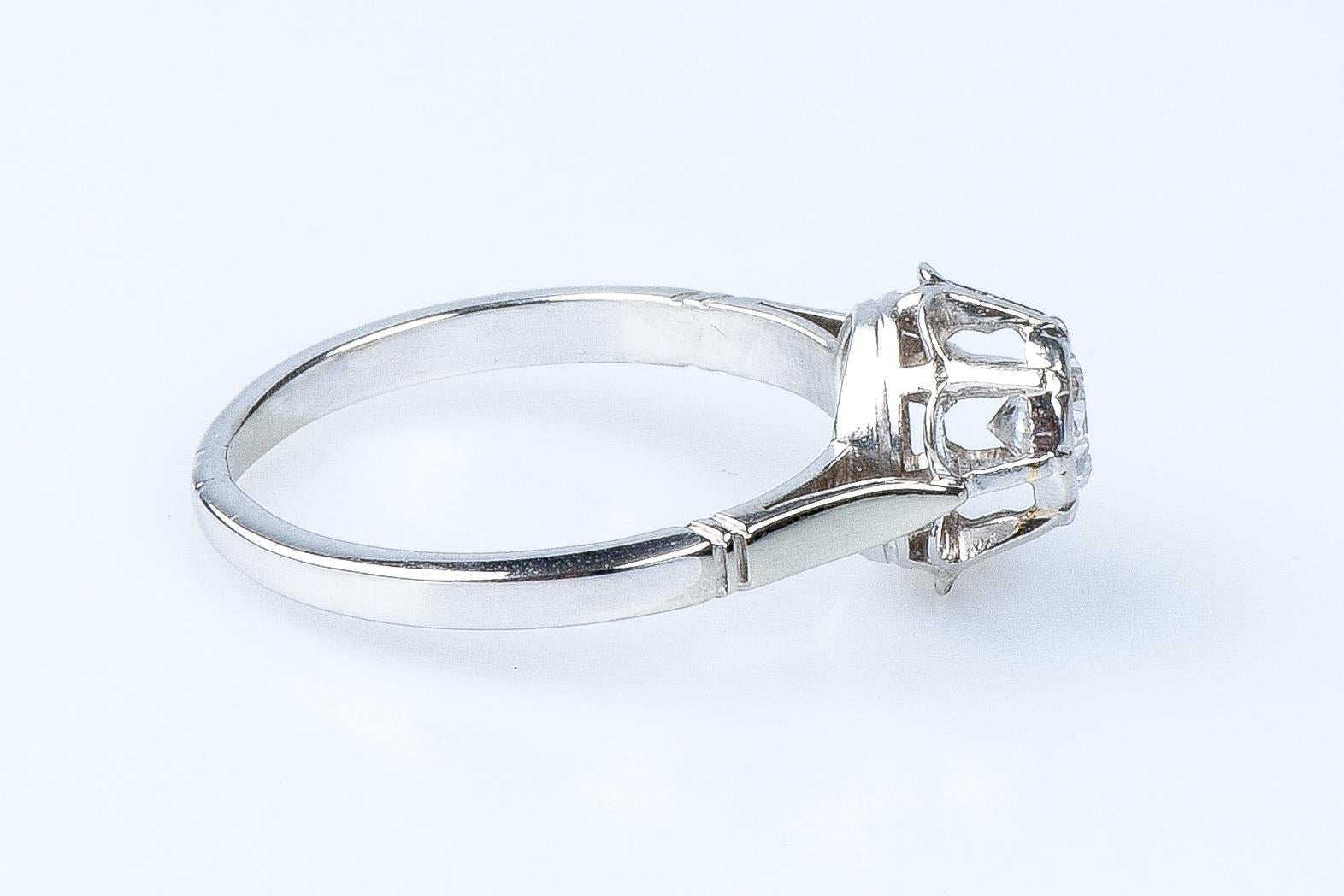 Women's 18 carat white gold flower diamond ring