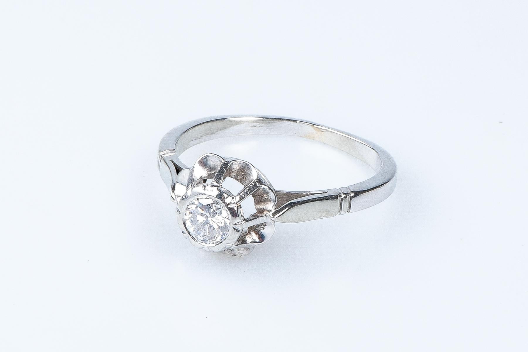 18 carat white gold flower diamond ring 3