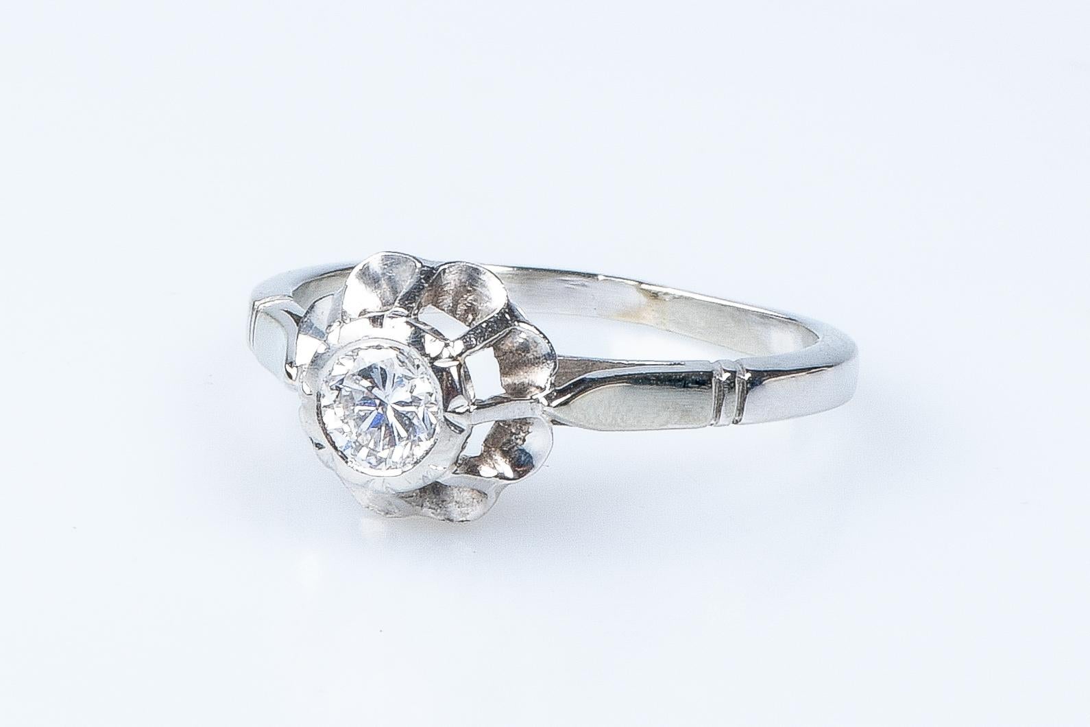 18 carat white gold flower diamond ring 4