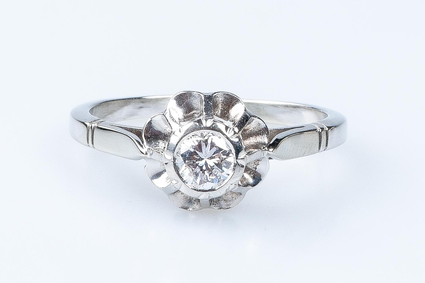 18 carat white gold flower diamond ring