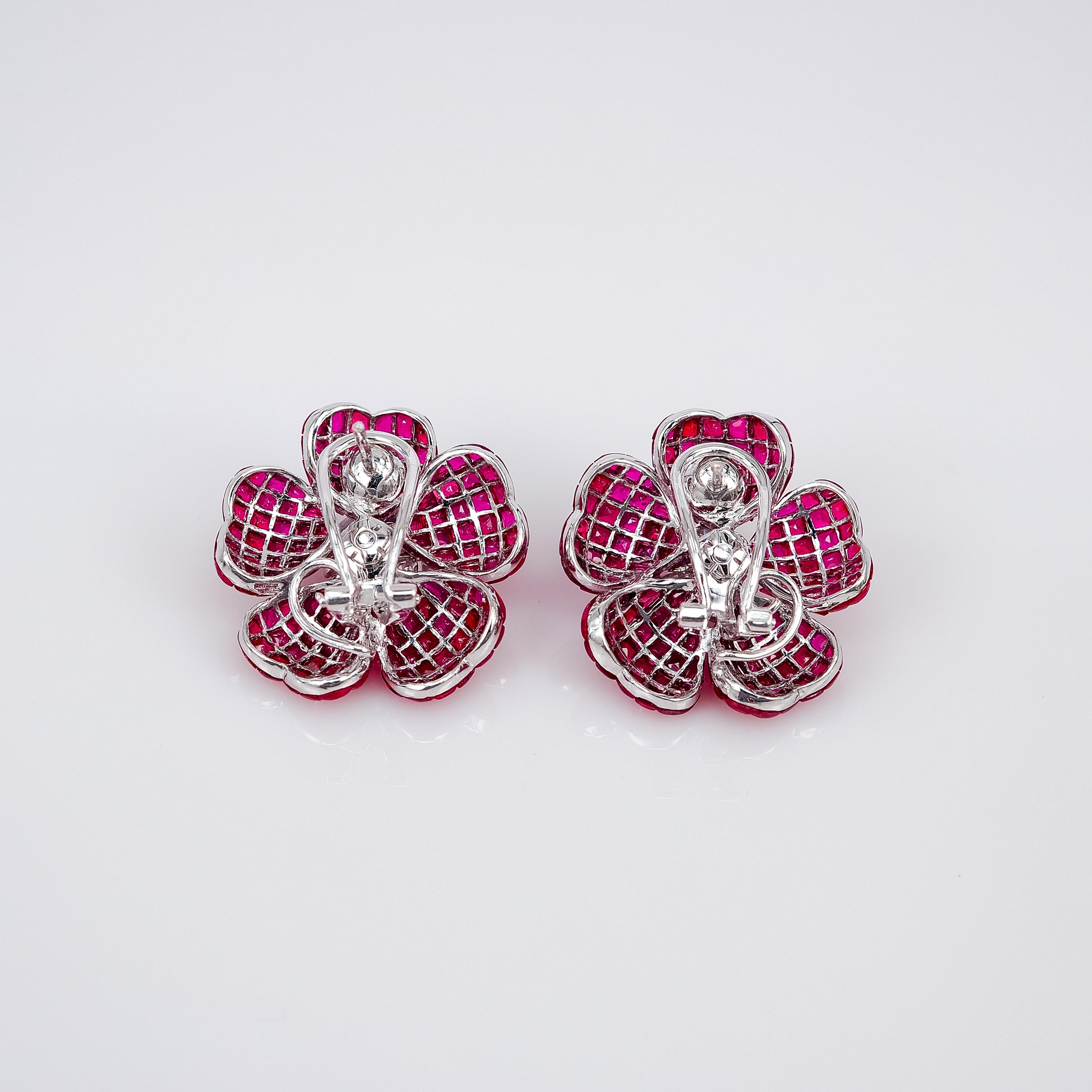 Quadrato Orecchini invisibili in oro bianco 18 carati con rubino e diamanti a fiore in vendita
