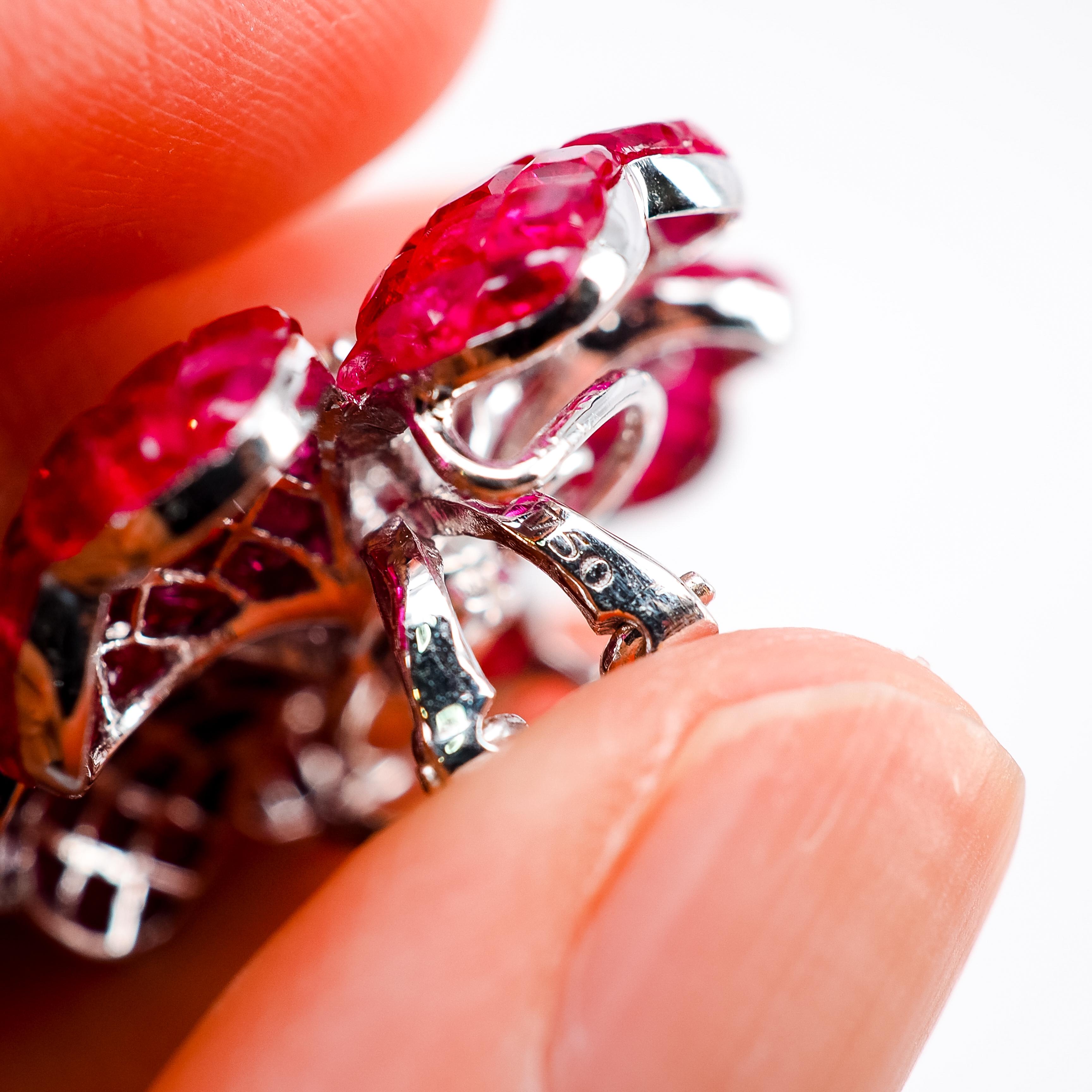 Orecchini invisibili in oro bianco 18 carati con rubino e diamanti a fiore In condizioni Nuovo in vendita a Bangkok, TH