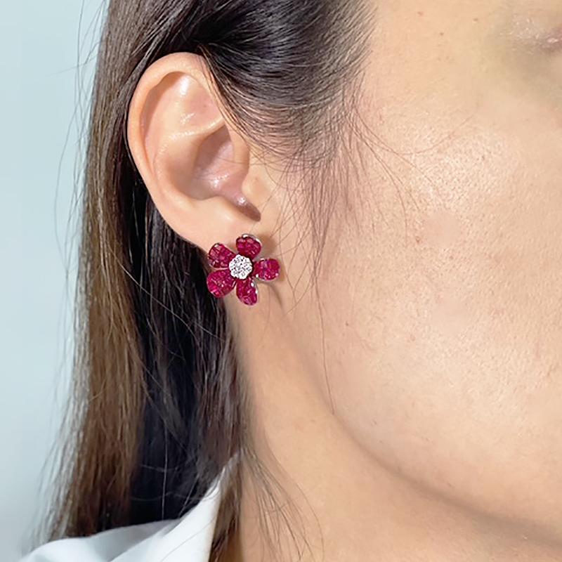 De las mujeres Pendientes Invisibles Flor de Rubí y Diamante en Oro Blanco de 18 Quilates en venta