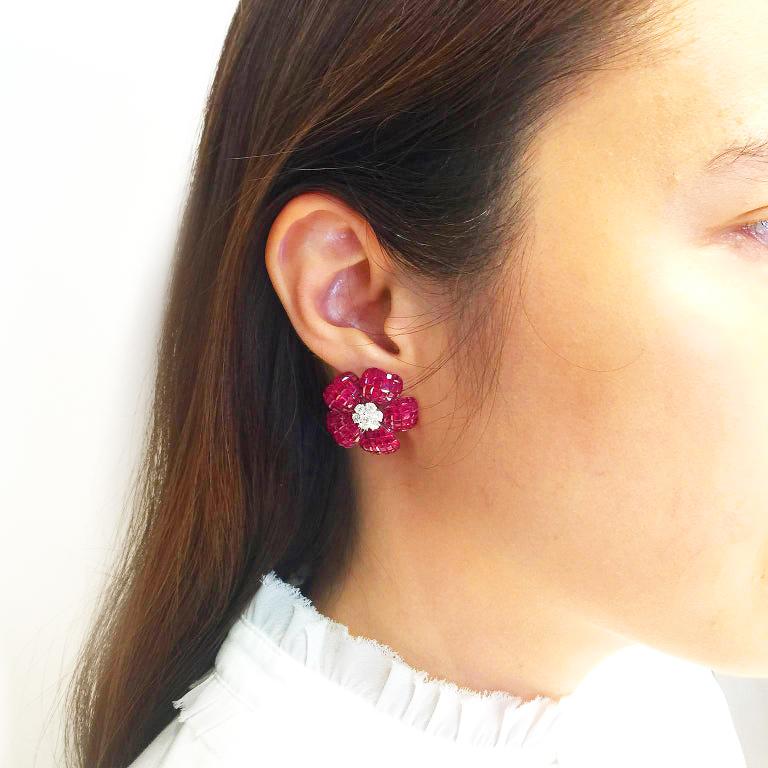 Donna Orecchini invisibili in oro bianco 18 carati con rubino e diamanti a fiore in vendita