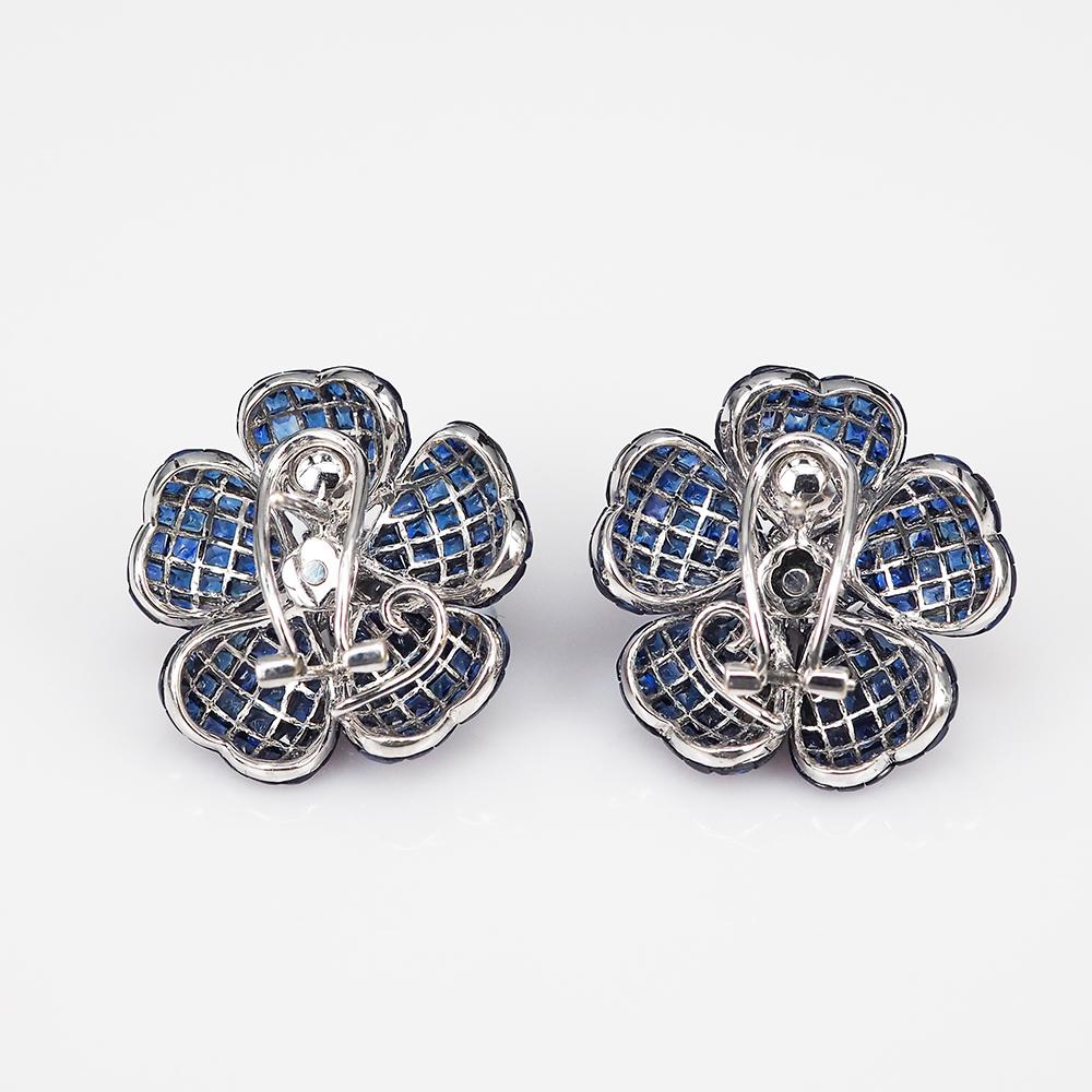 Moderno Orecchini invisibili con zaffiro e diamante a fiore in oro bianco 18 carati in vendita