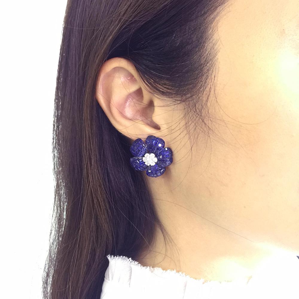 Orecchini invisibili con zaffiro e diamante a fiore in oro bianco 18 carati In condizioni Nuovo in vendita a Bangkok, TH